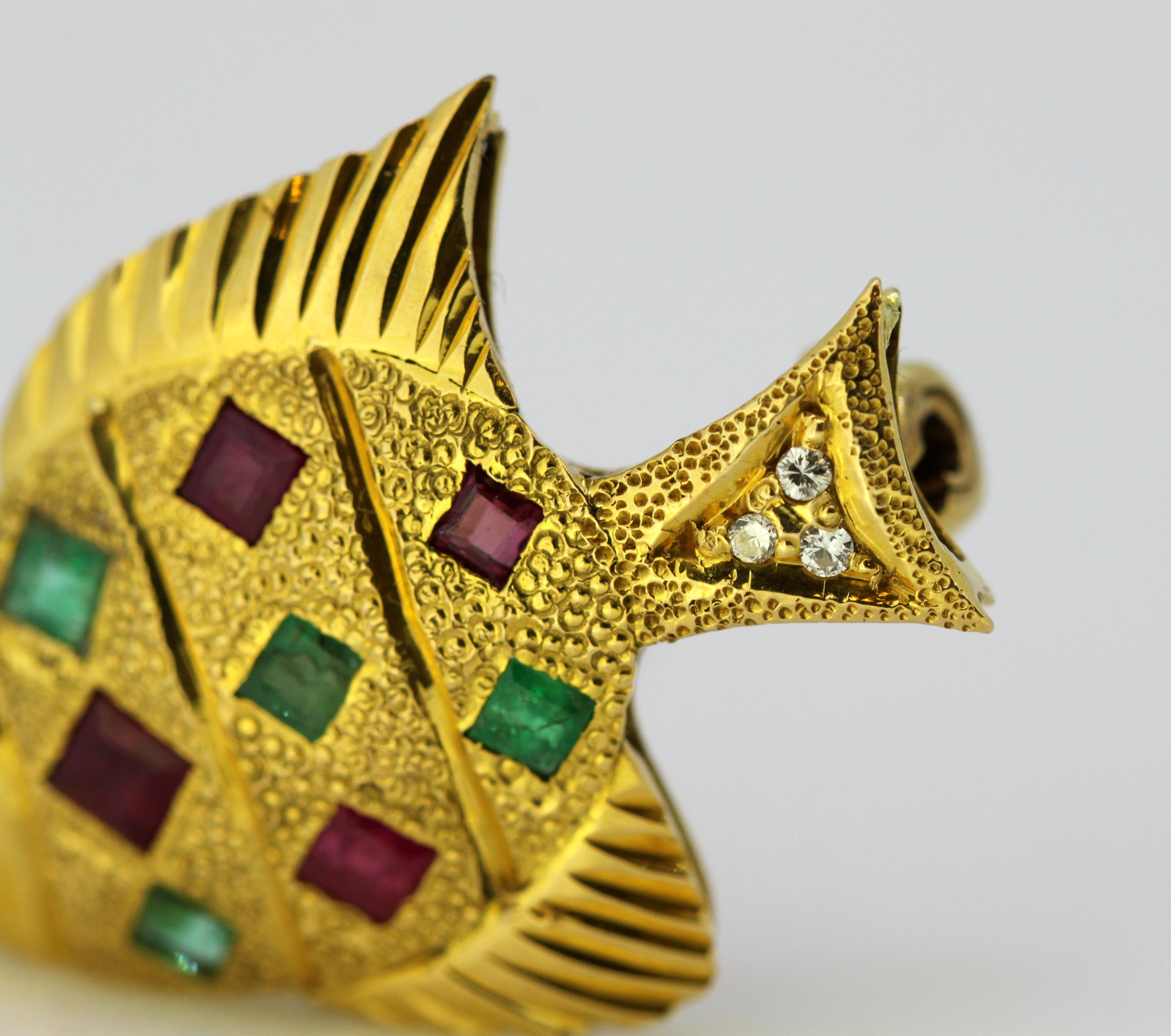 Vintage 18 Karat Gold Brooch/Pendant in the Shape of a Fish, circa 1970s 1