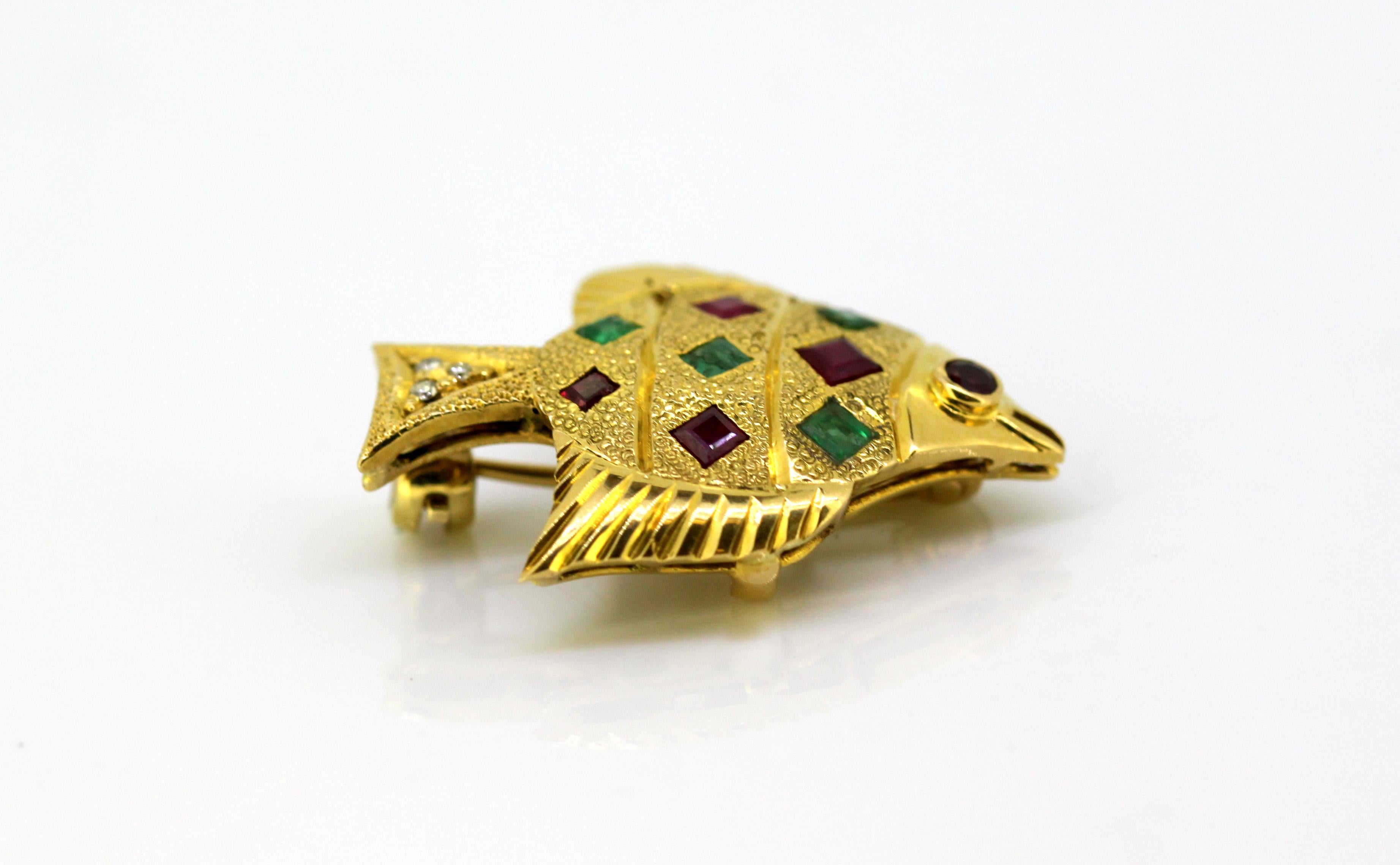 Vintage 18 Karat Gold Brooch/Pendant in the Shape of a Fish, circa 1970s 2