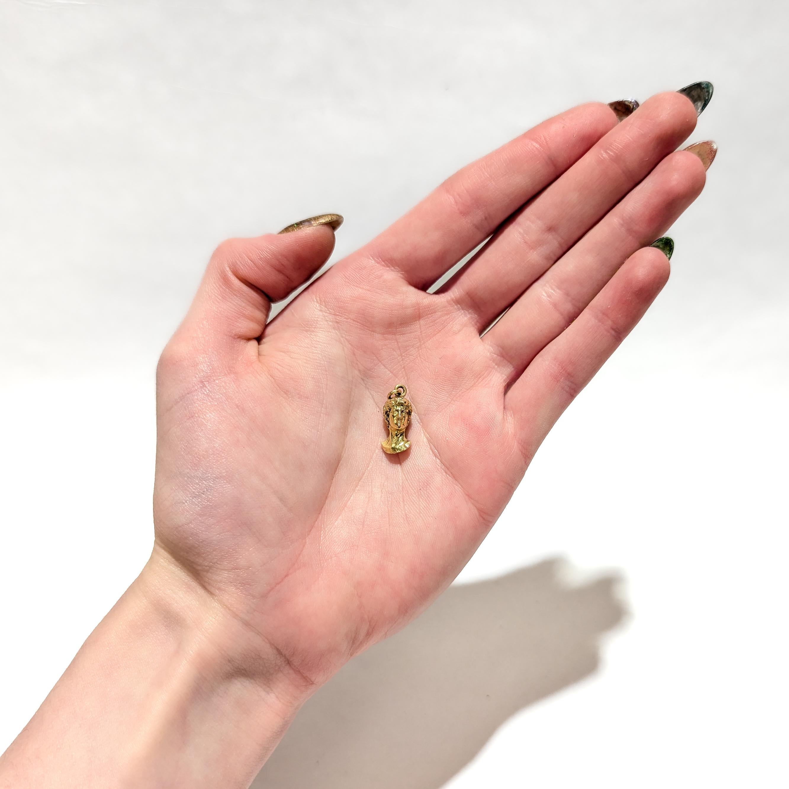 A fine vintage gold charm for a charm bracelet.

In 18 karat yellow gold.

In the form of a bust of Michelangelo's David.

With an integral bail and jump ring to the bottom of the handle.

Simply a wonderful charm!

(Chain is for display purposes