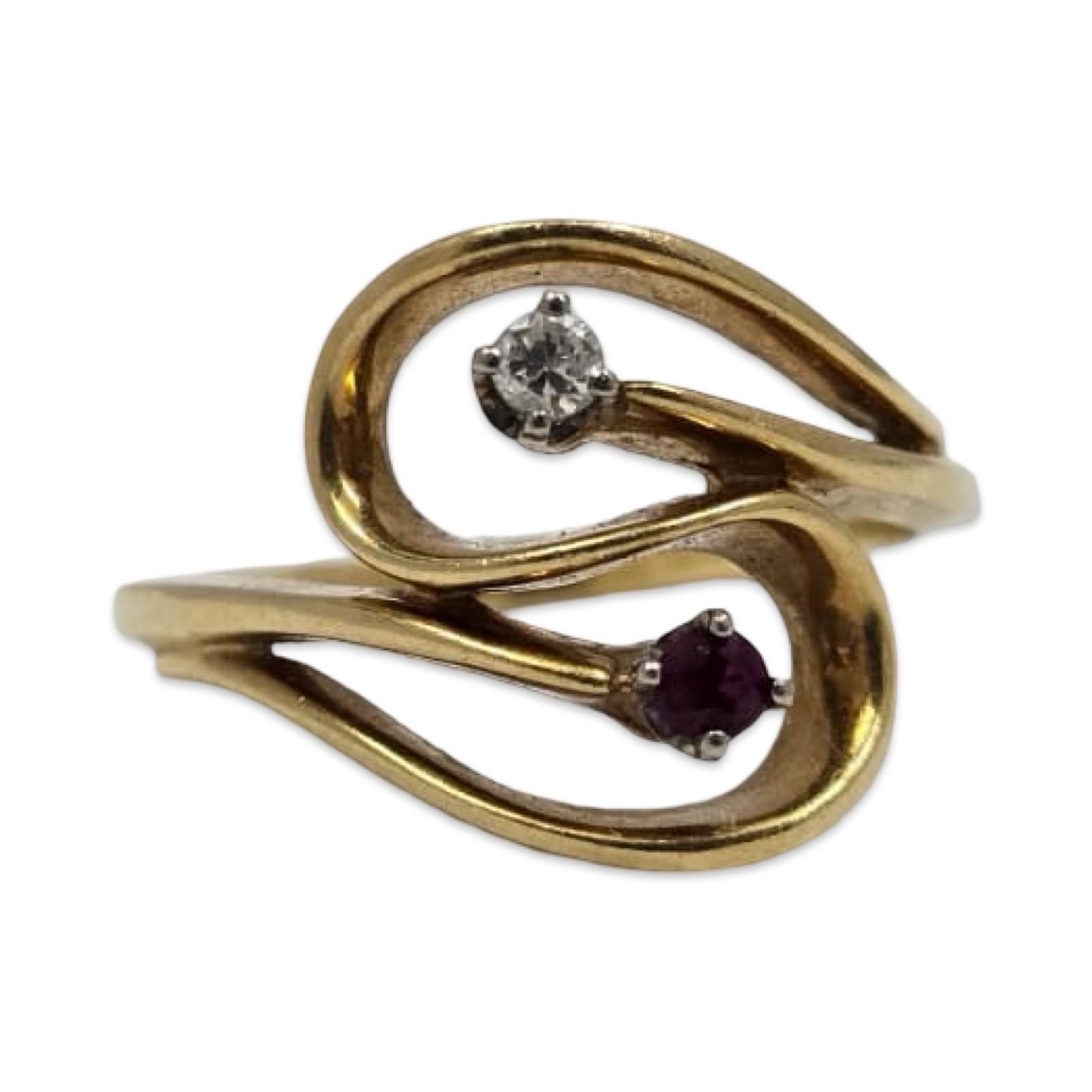 Vintage 18K Gold Bypass Ring mit Diamant & Rubin Akzent Steinen (Rundschliff) im Angebot