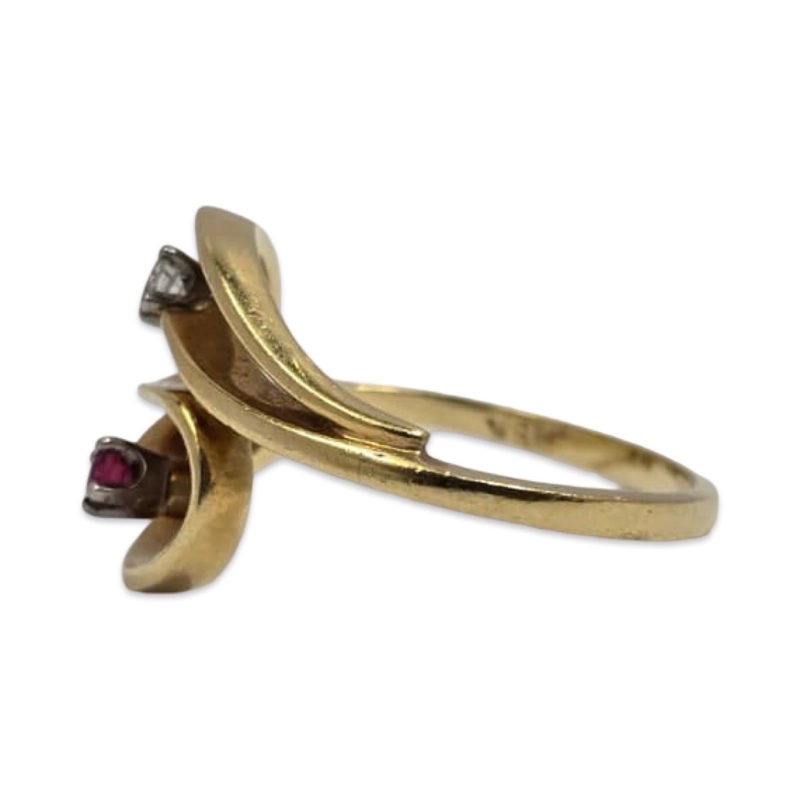 Vintage 18K Gold Bypass Ring mit Diamant & Rubin Akzent Steinen im Zustand „Hervorragend“ im Angebot in Miami, FL