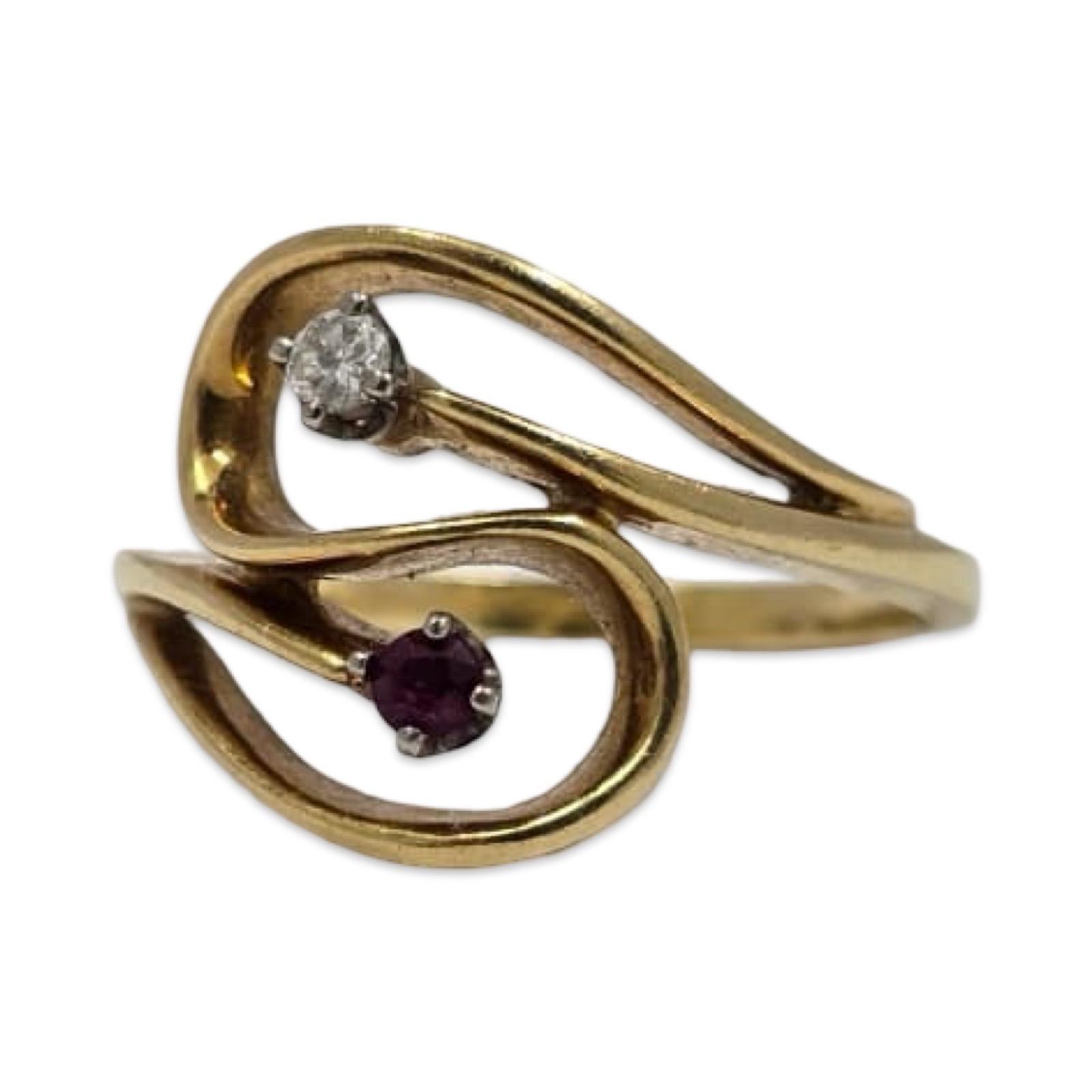 Vintage 18K Gold Bypass Ring mit Diamant & Rubin Akzent Steinen im Angebot 1