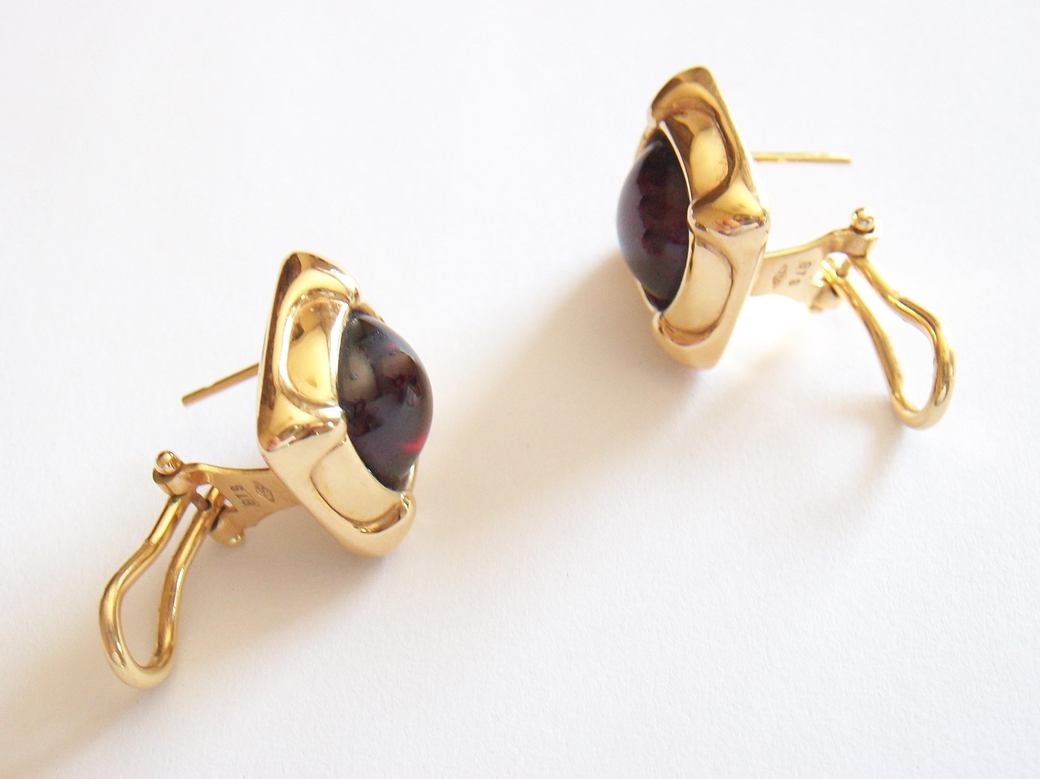 Vintage 18K Gold & Cabochon Garnet Earrings, Omega Backs, Mid-20th Century In Good Condition For Sale In Chatham, CA