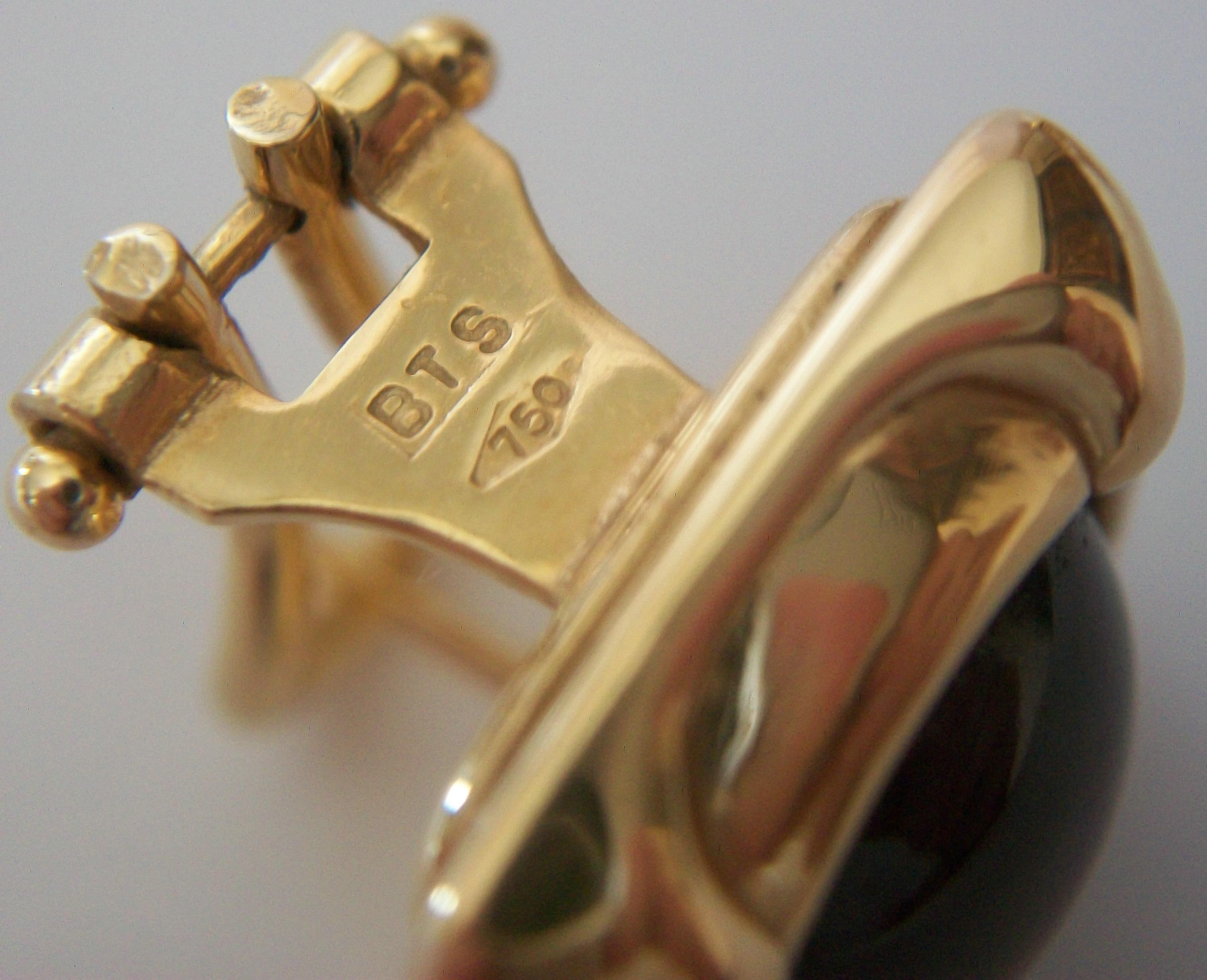 Vintage 18K Gold & Cabochon Garnet Earrings, Omega Backs, Mid-20th Century For Sale 4