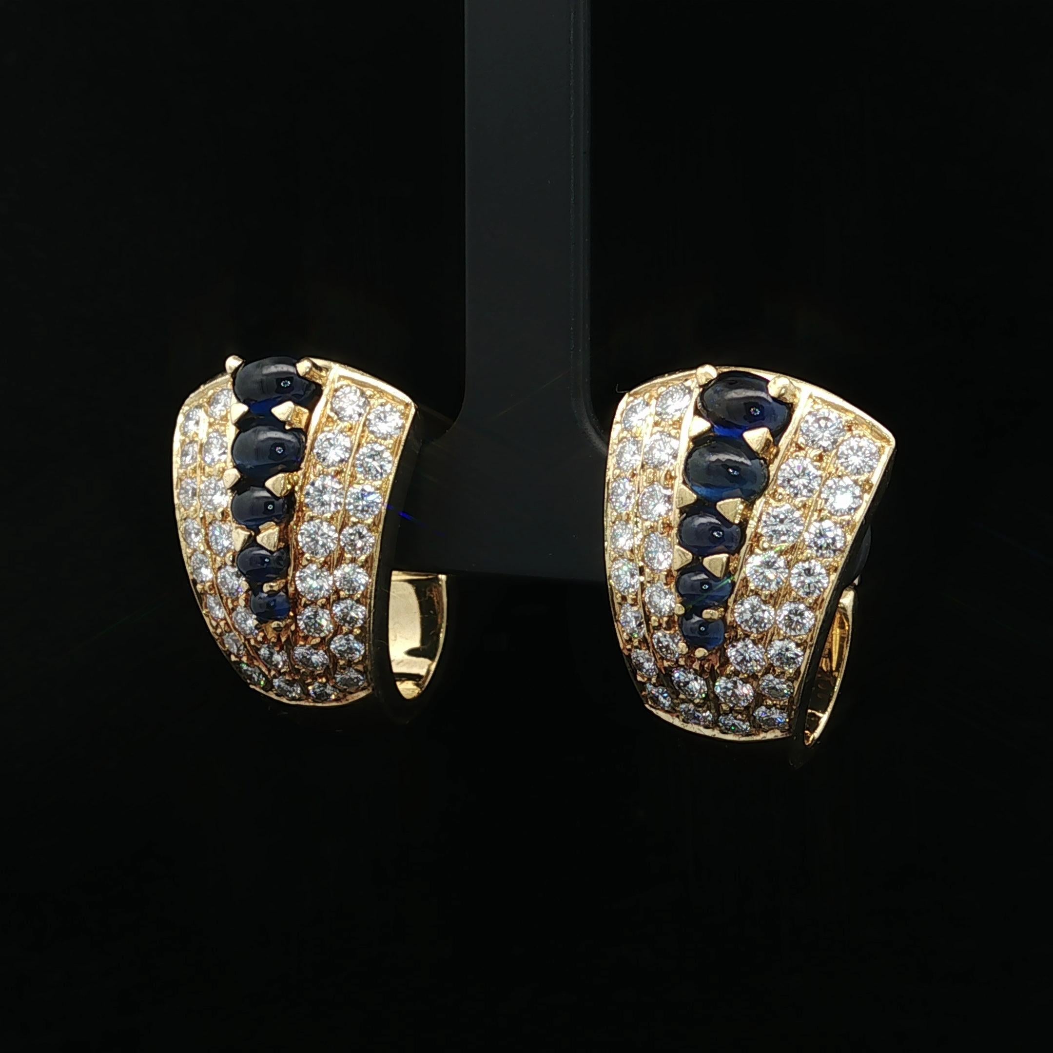 Orecchini a clip svasati in oro 18 carati con zaffiro cabochon e 3 carati di diamanti in vendita 5