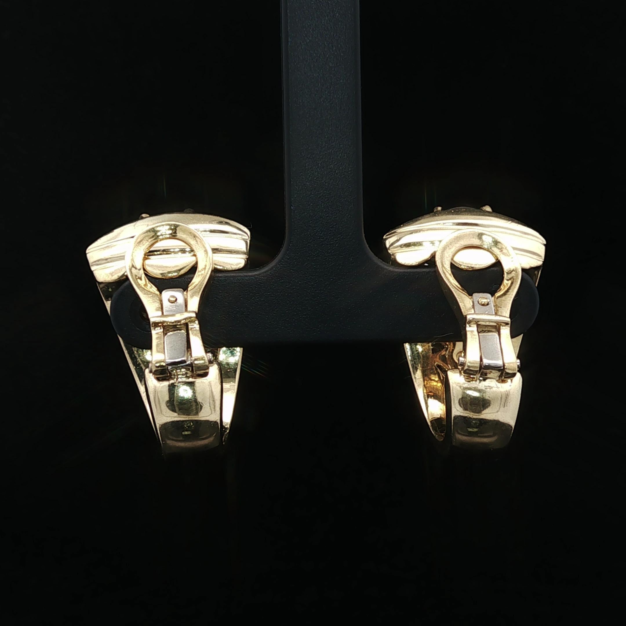 Orecchini a clip svasati in oro 18 carati con zaffiro cabochon e 3 carati di diamanti in vendita 6