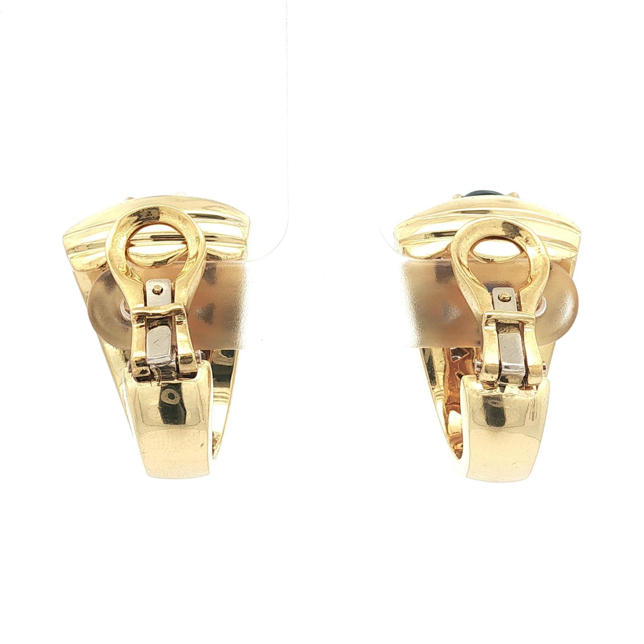 Orecchini a clip svasati in oro 18 carati con zaffiro cabochon e 3 carati di diamanti in vendita 1