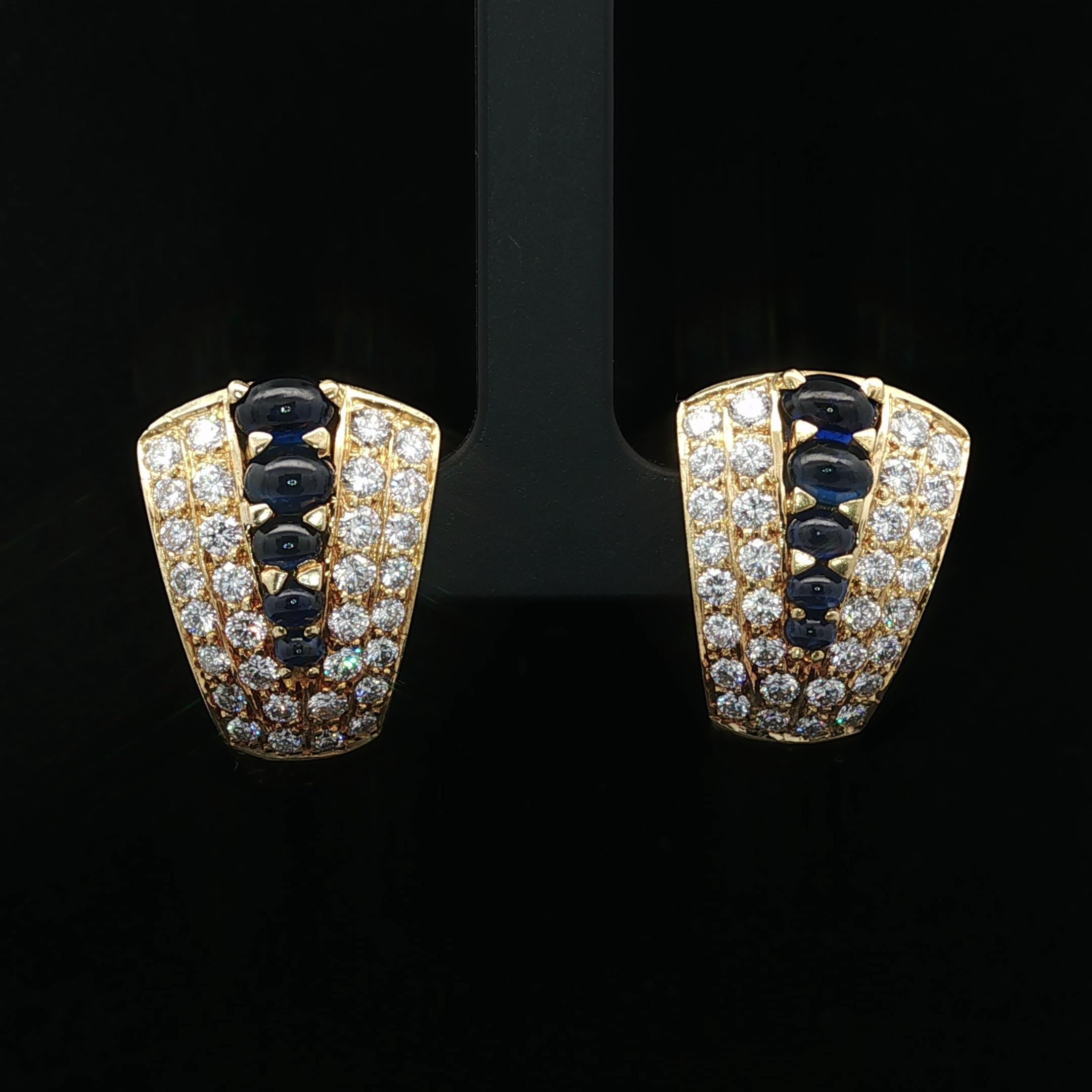 Orecchini a clip svasati in oro 18 carati con zaffiro cabochon e 3 carati di diamanti in vendita 3