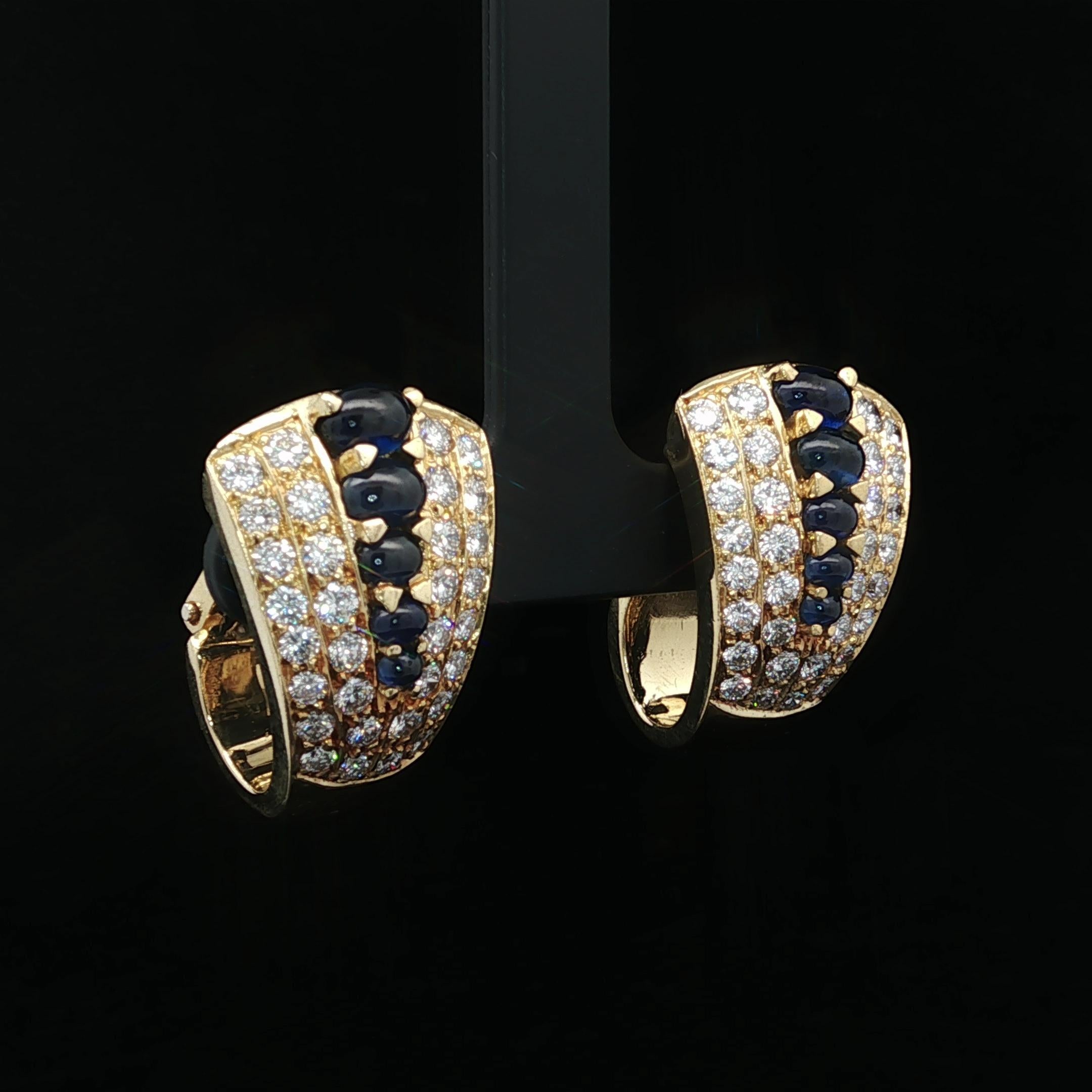 Orecchini a clip svasati in oro 18 carati con zaffiro cabochon e 3 carati di diamanti in vendita 4