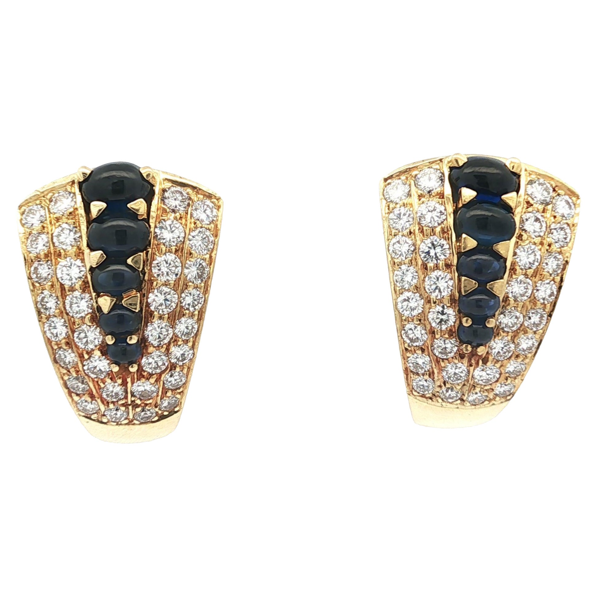 Orecchini a clip svasati in oro 18 carati con zaffiro cabochon e 3 carati di diamanti in vendita