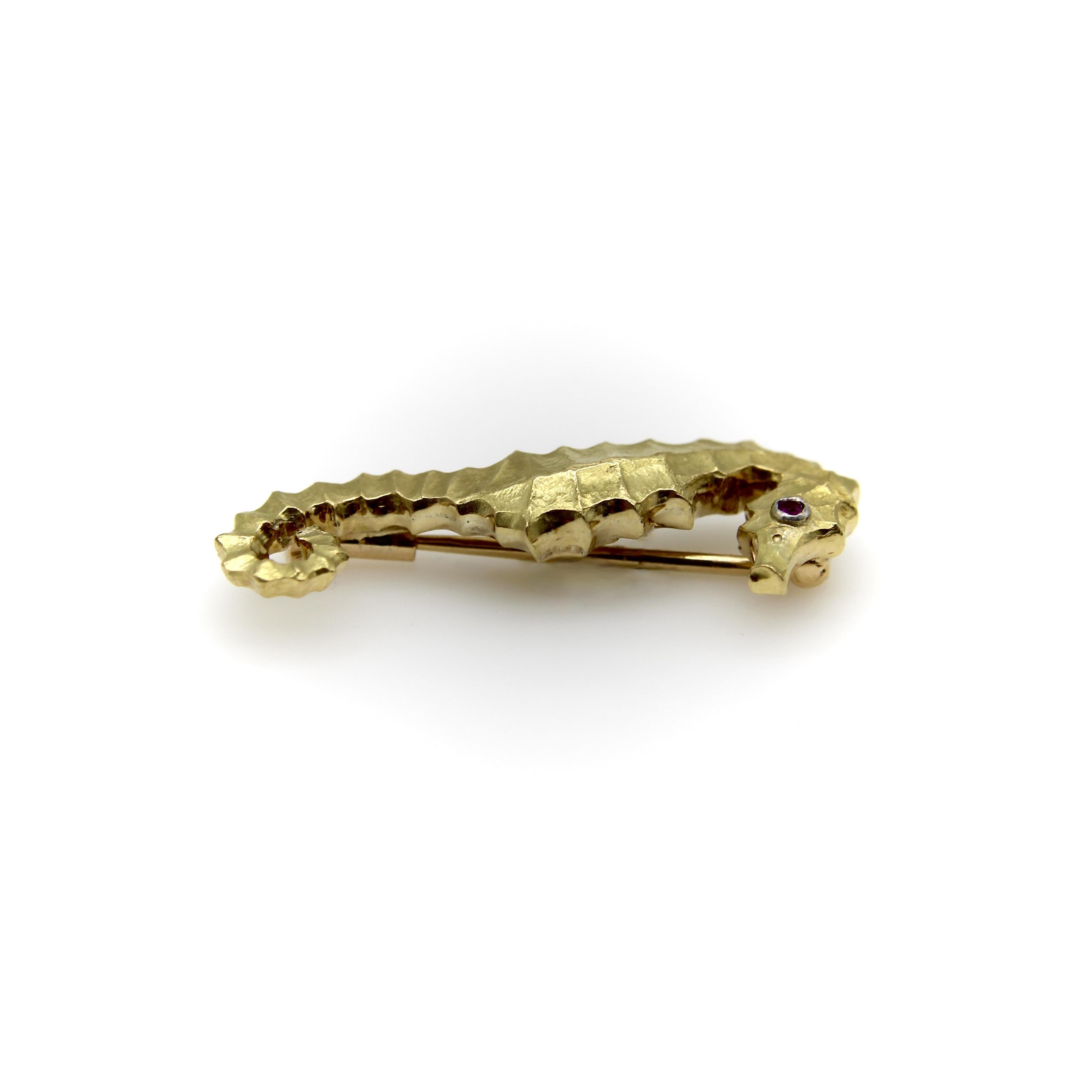 Round Cut Vintage 18K Gold Cartier Seahorse Brooch For Sale