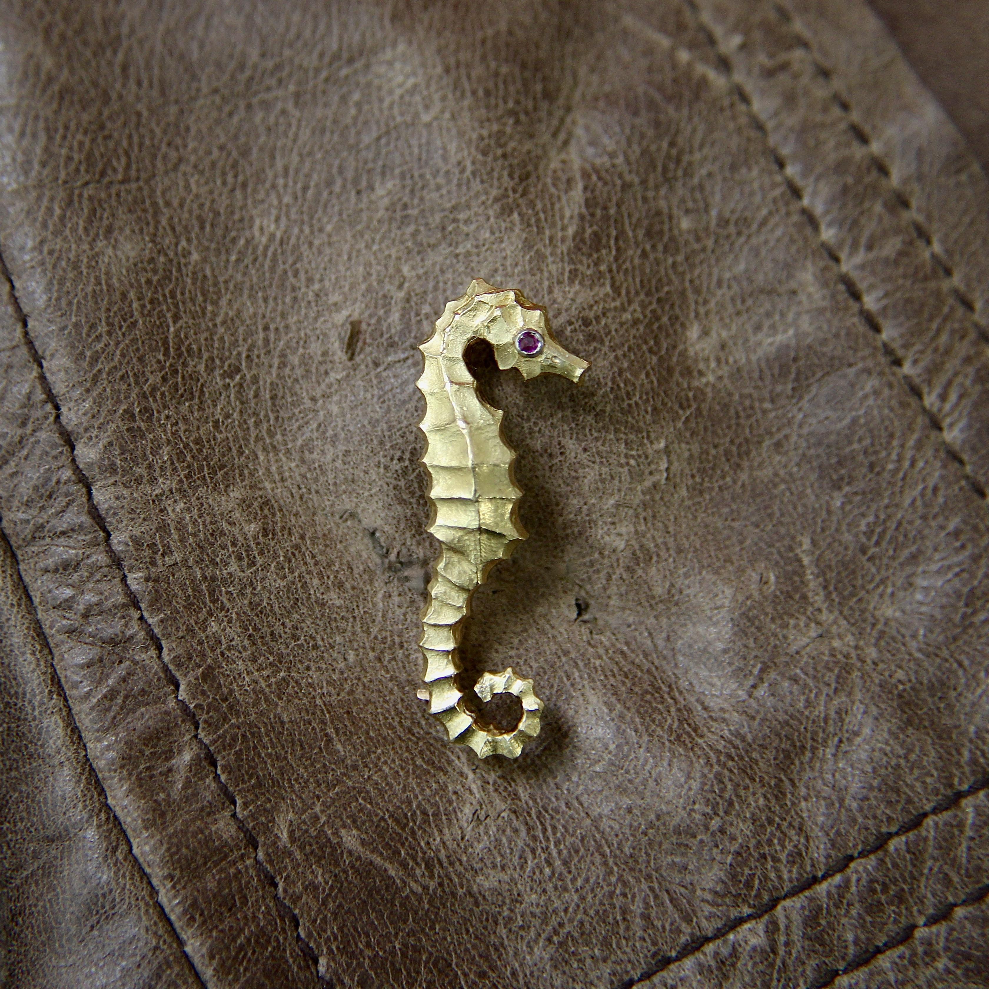Vintage 18K Gold Cartier Seahorse Brooch For Sale 3