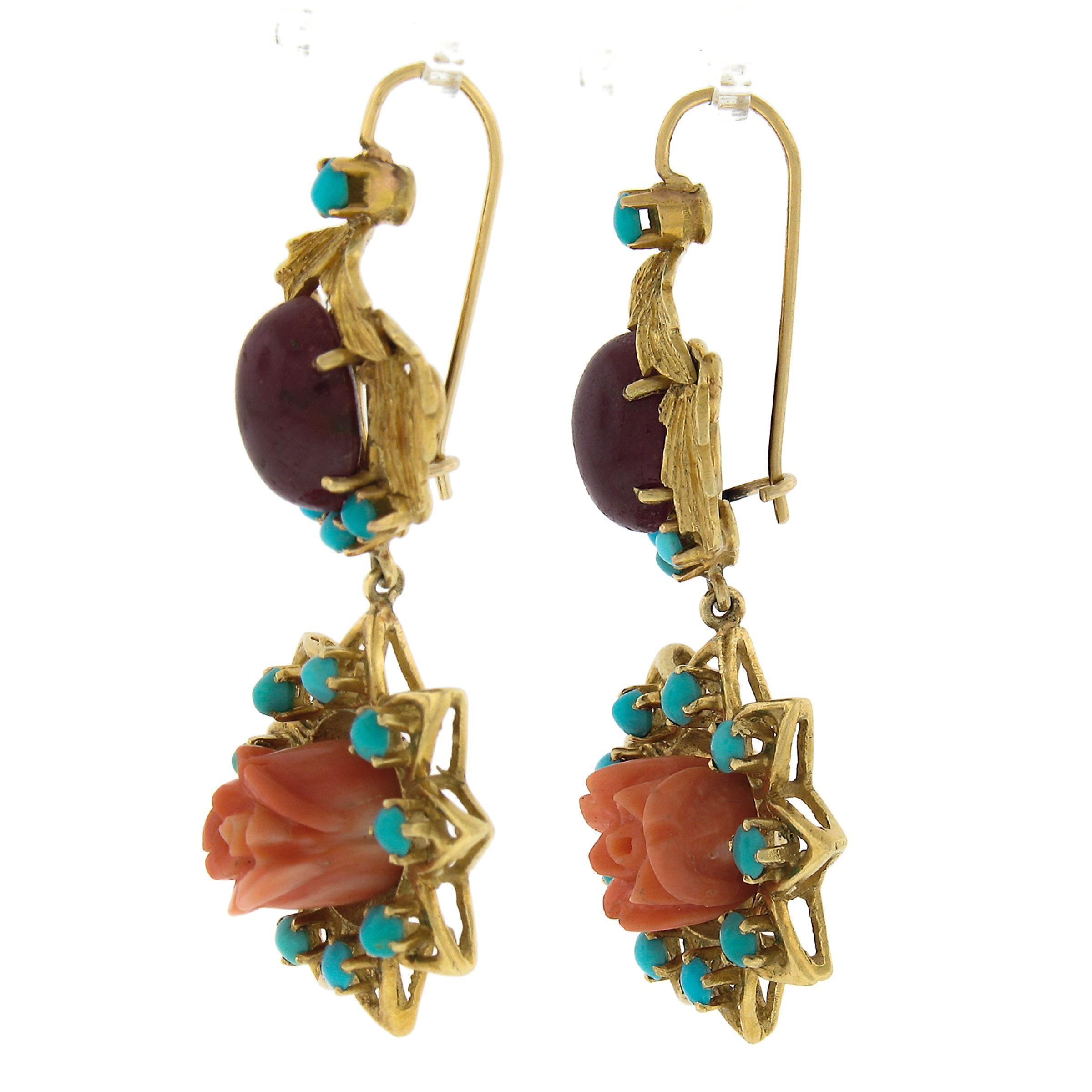 Pendientes colgantes vintage de oro de 18 quilates tallados en forma de flor de coral y rubí con turquesa en Excelente estado para la venta en Montclair, NJ