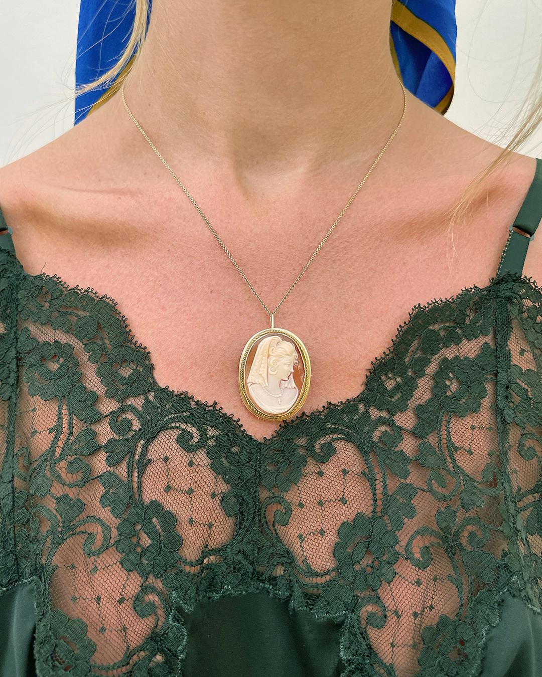 Vintage 18k Gold Carved Shell Cameo Pendant In Excellent Condition For Sale In New York, NY