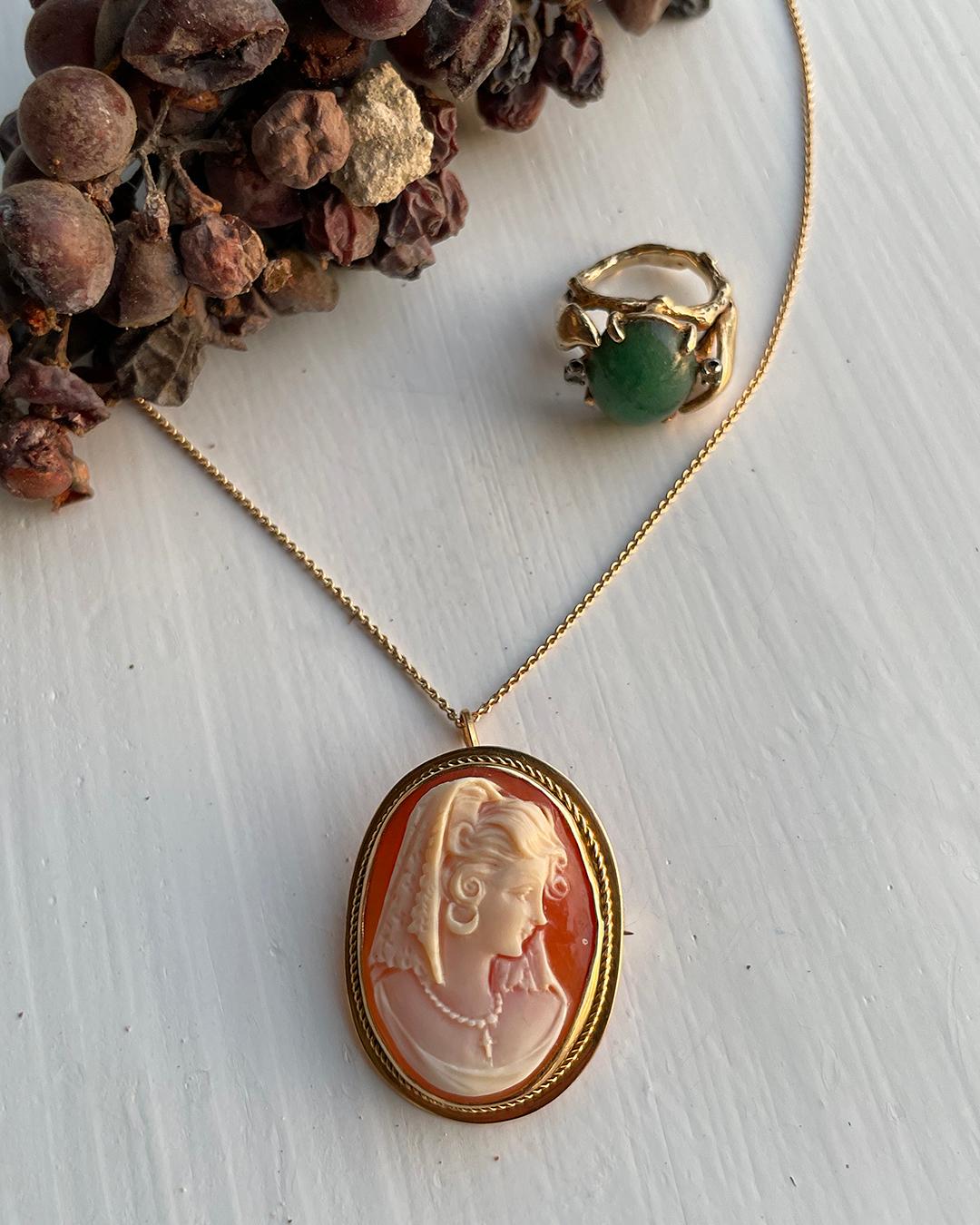Women's or Men's Vintage 18k Gold Carved Shell Cameo Pendant For Sale