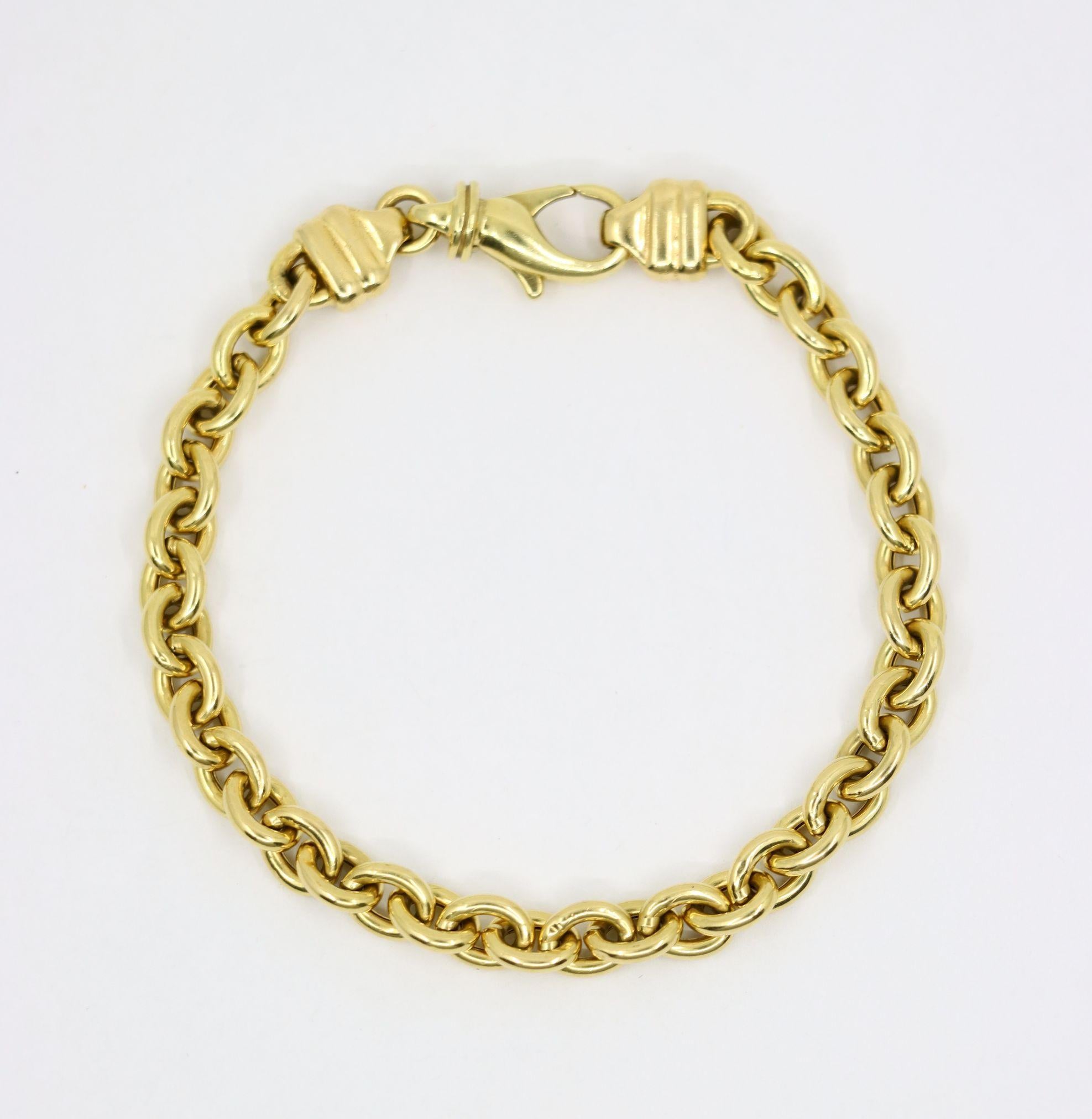 Vintage 18K Gold Chain Bracelet

Marked:
750

Approximate Dimensions:
20 cm (Length) 
0.8 cm (Width)
11.9 grams in weight.