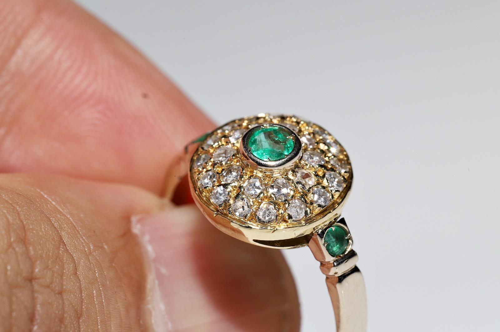Vintage 18 Karat Gold Circa 1960er Jahre Natürlicher Diamant und Smaragd Dekorierter Ring im Angebot 5