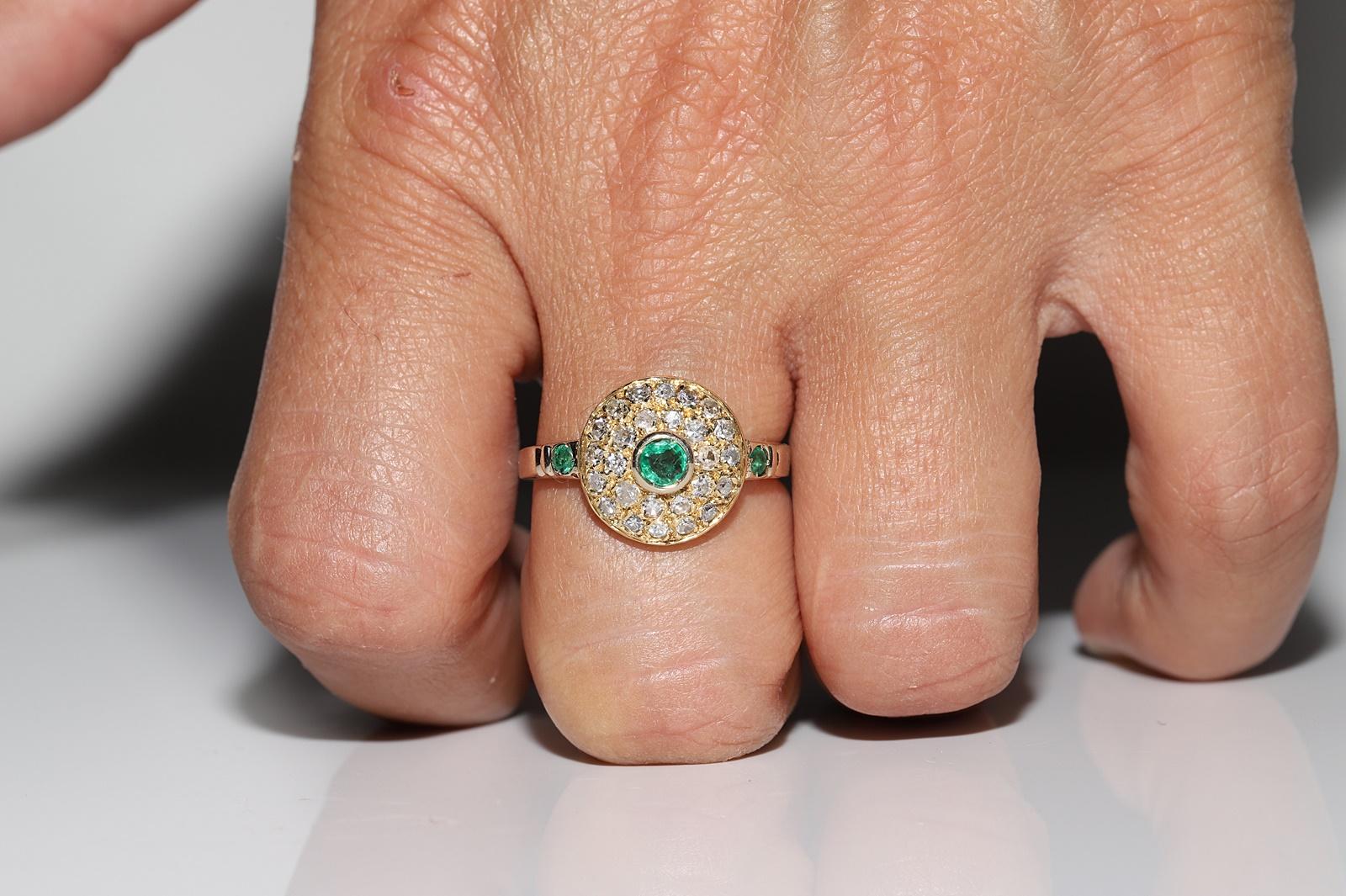 Vintage 18 Karat Gold Circa 1960er Jahre Natürlicher Diamant und Smaragd Dekorierter Ring im Angebot 7