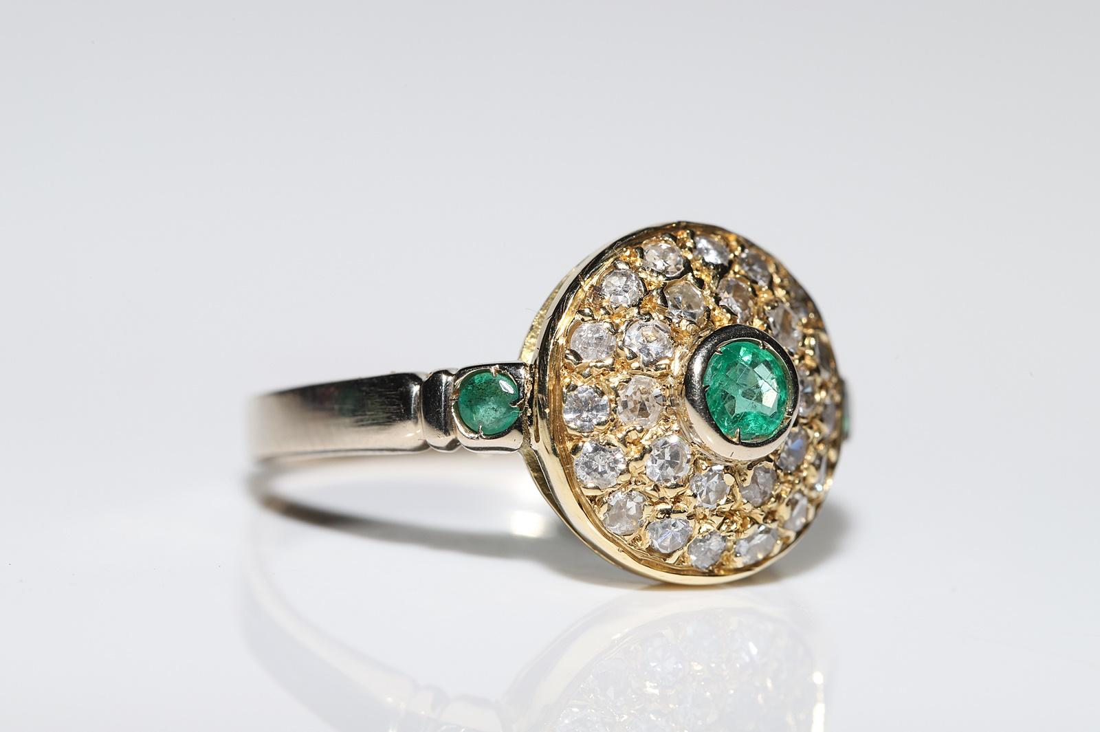 Vintage 18 Karat Gold Circa 1960er Jahre Natürlicher Diamant und Smaragd Dekorierter Ring (Brillantschliff) im Angebot