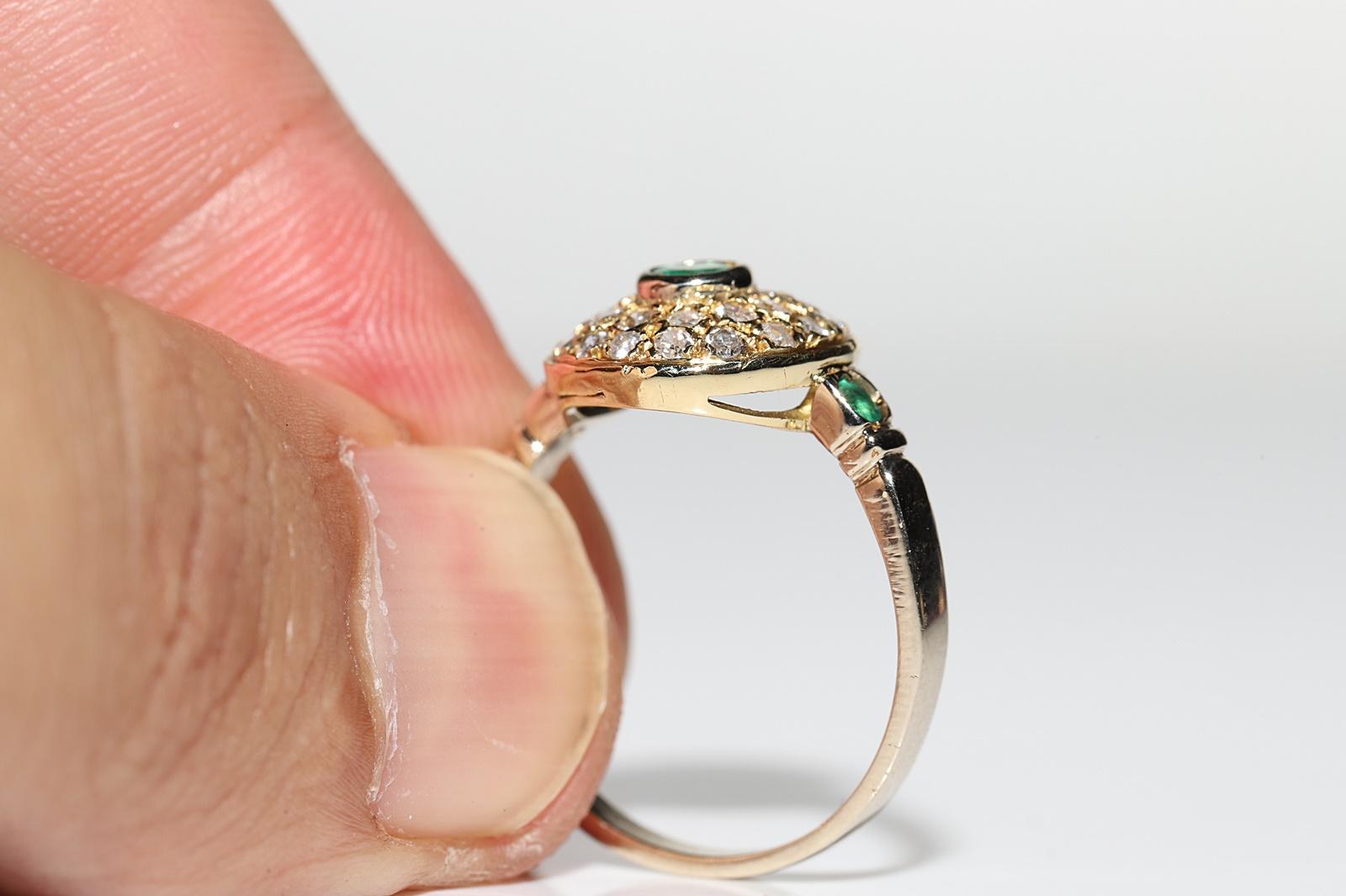 Vintage 18 Karat Gold Circa 1960er Jahre Natürlicher Diamant und Smaragd Dekorierter Ring Damen im Angebot