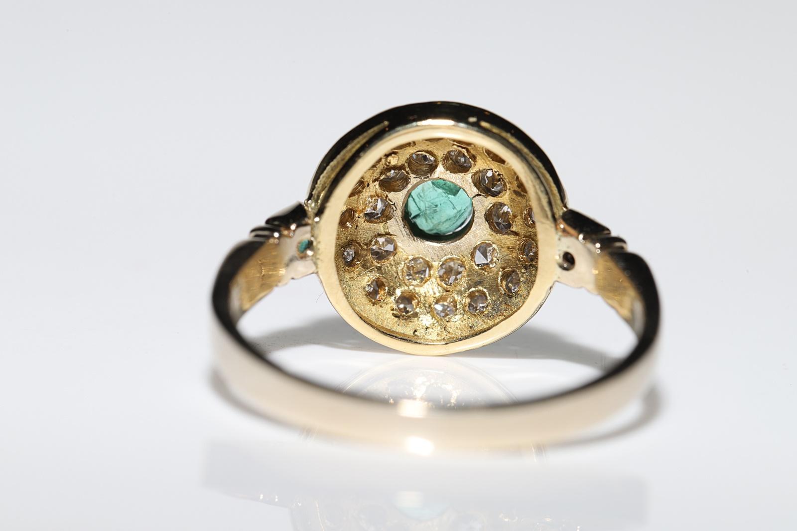 Vintage 18 Karat Gold Circa 1960er Jahre Natürlicher Diamant und Smaragd Dekorierter Ring im Angebot 1