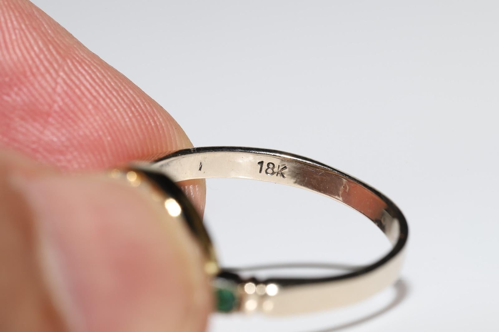 Vintage 18 Karat Gold Circa 1960er Jahre Natürlicher Diamant und Smaragd Dekorierter Ring im Angebot 2