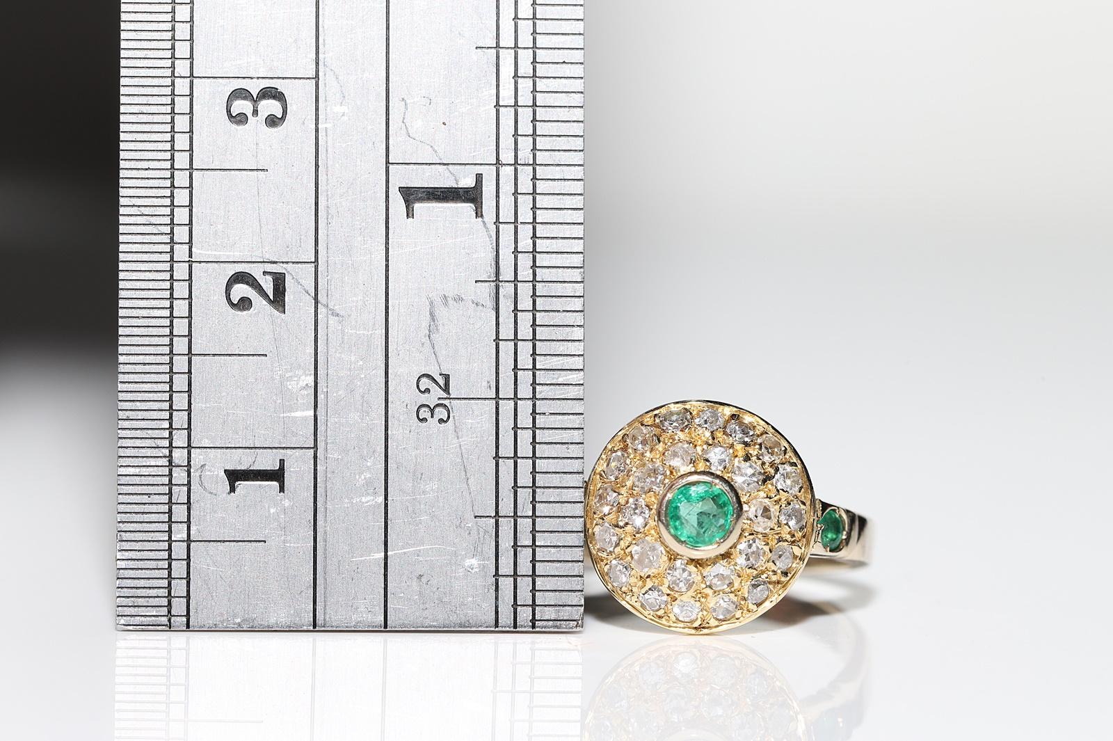 Vintage 18 Karat Gold Circa 1960er Jahre Natürlicher Diamant und Smaragd Dekorierter Ring im Angebot 3