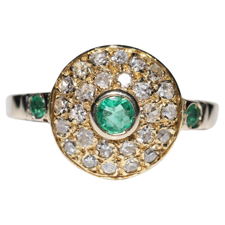 Vintage 18 Karat Gold Circa 1960er Jahre Natürlicher Diamant und Smaragd Dekorierter Ring 