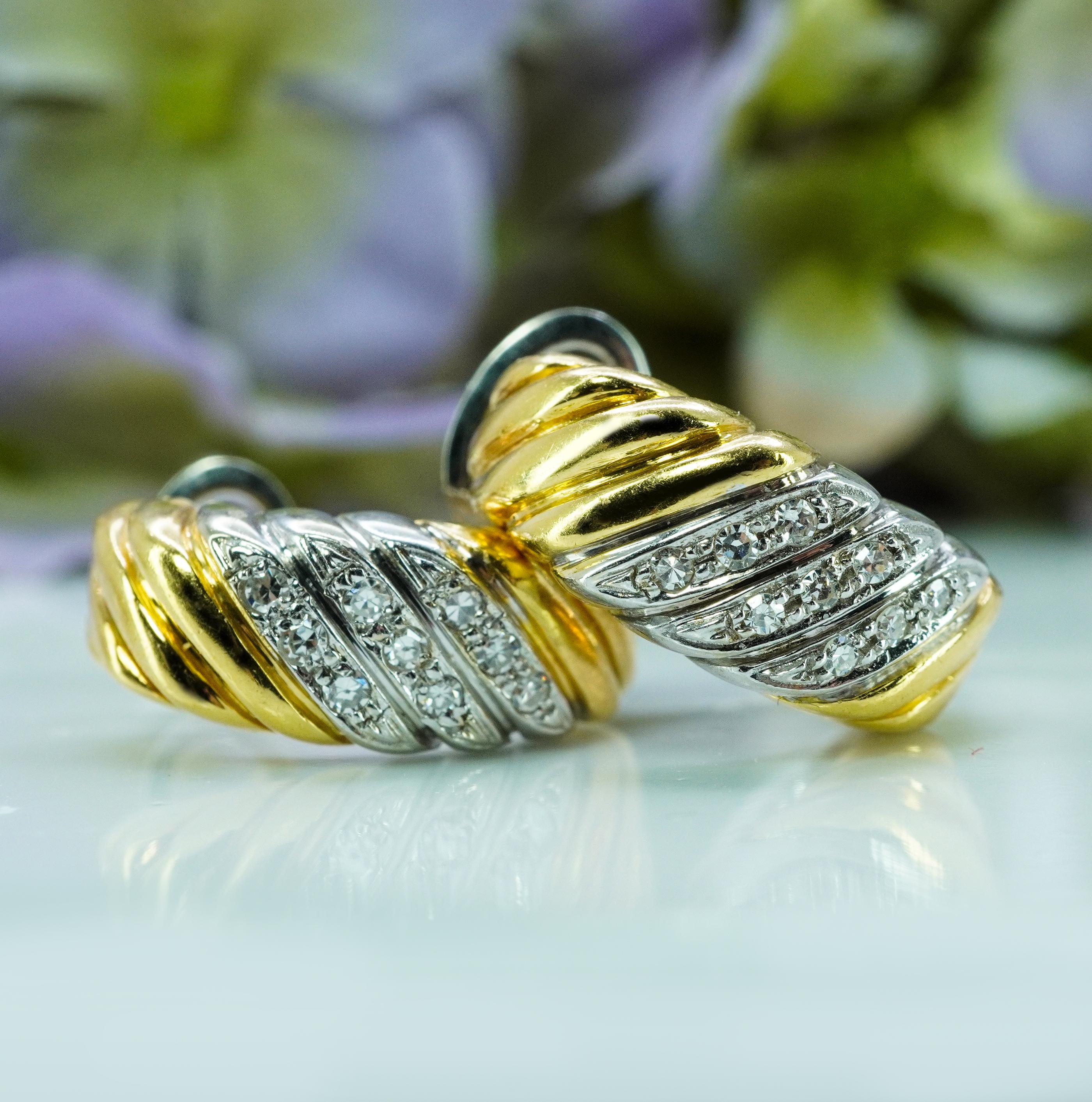 Vintage 18K Gold farblos Diamant Hoop Earrings Estate Midcentury Omega sehr reich

 Diese schönen Ohrringe stammen aus einem feinen Nachlass, Mitte des Jahrhunderts. Sie sind aus dem begehrten 18-karätigen Gelb- und Weißgold gefertigt und die