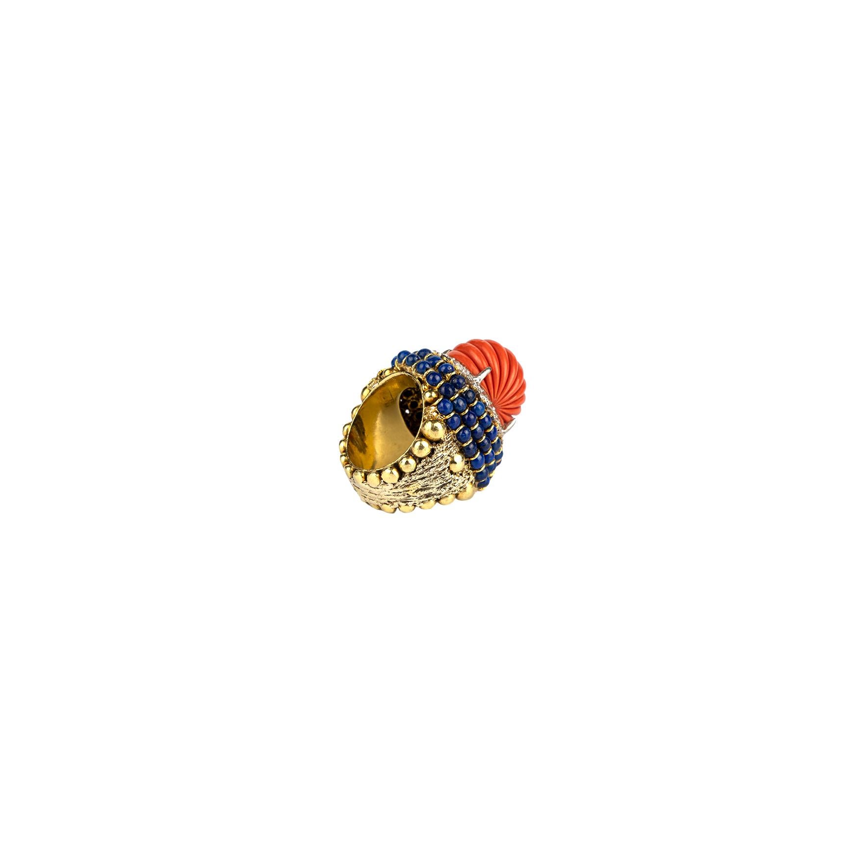 Vintage 18k Gold Coral and Lapis Lazuli Bombé Cocktail Ring  In Excellent Condition For Sale In New York, NY