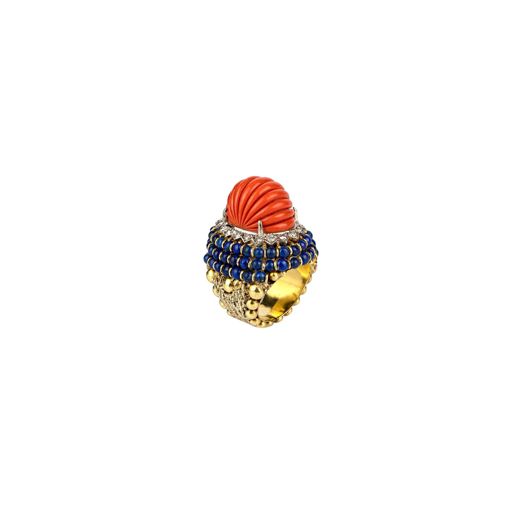 Women's or Men's Vintage 18k Gold Coral and Lapis Lazuli Bombé Cocktail Ring  For Sale