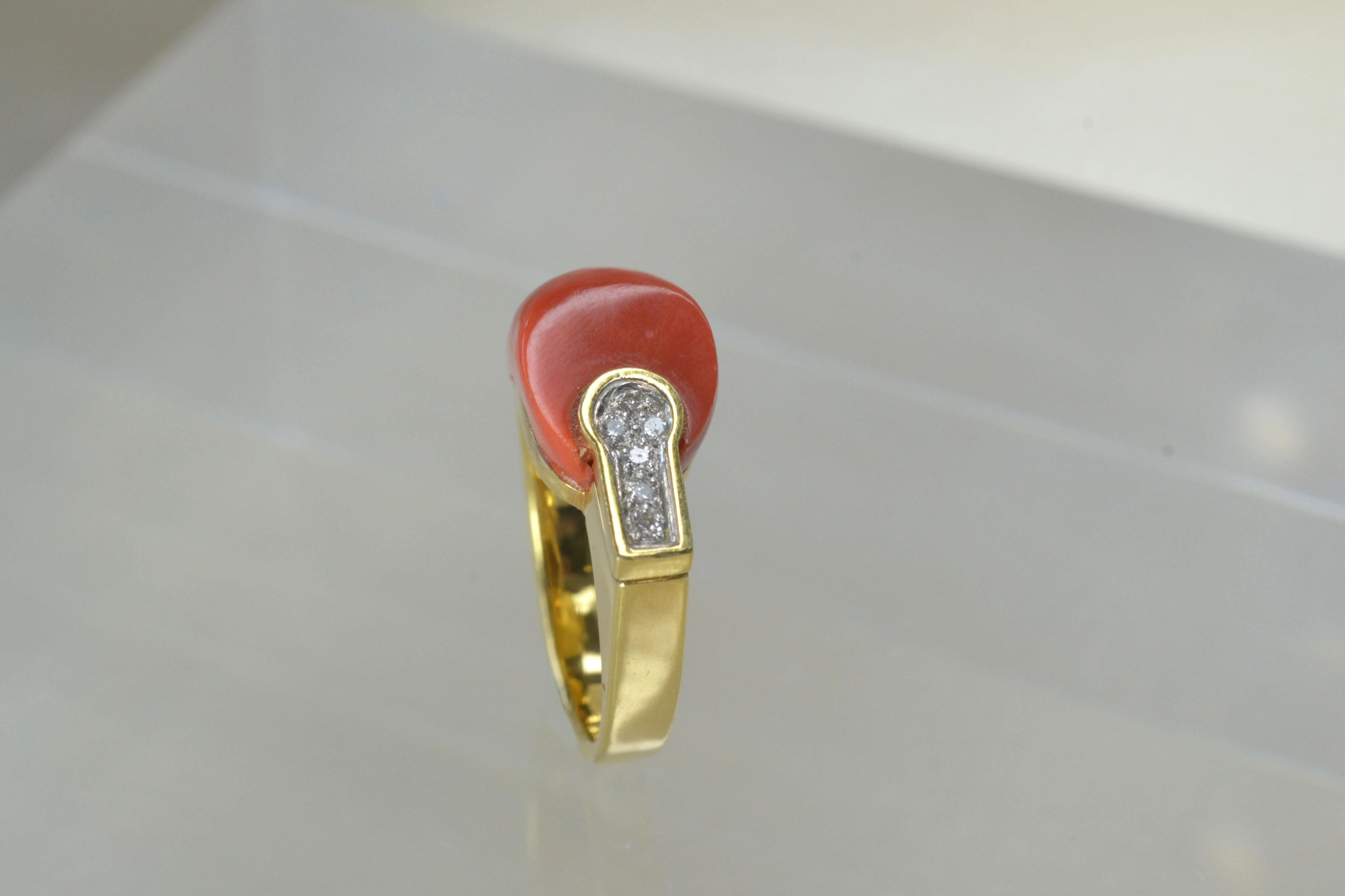 Vintage 18k Gold Koralle und weißer Diamant Ring One-of-a-kind

Dieses einzigartige Design zeichnet sich durch ein auffälliges Korallenstück aus, das von einer schillernden Reihe weißer Diamanten begleitet wird. Dieser Ring aus 18-karätigem Gold ist