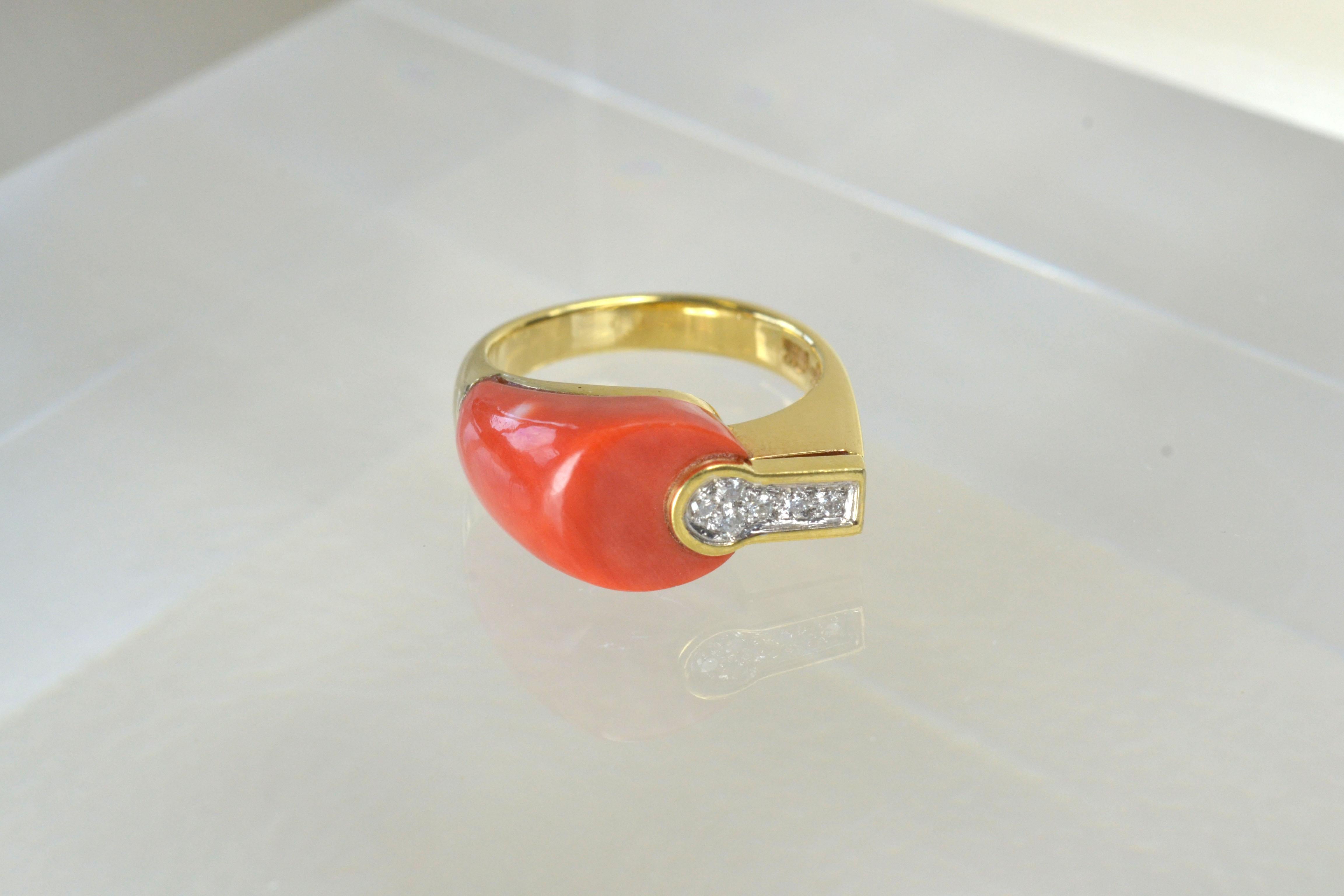 Einzigartiger Ring aus 18 Karat Gold mit Koralle und weißen Diamanten (Retro) im Angebot