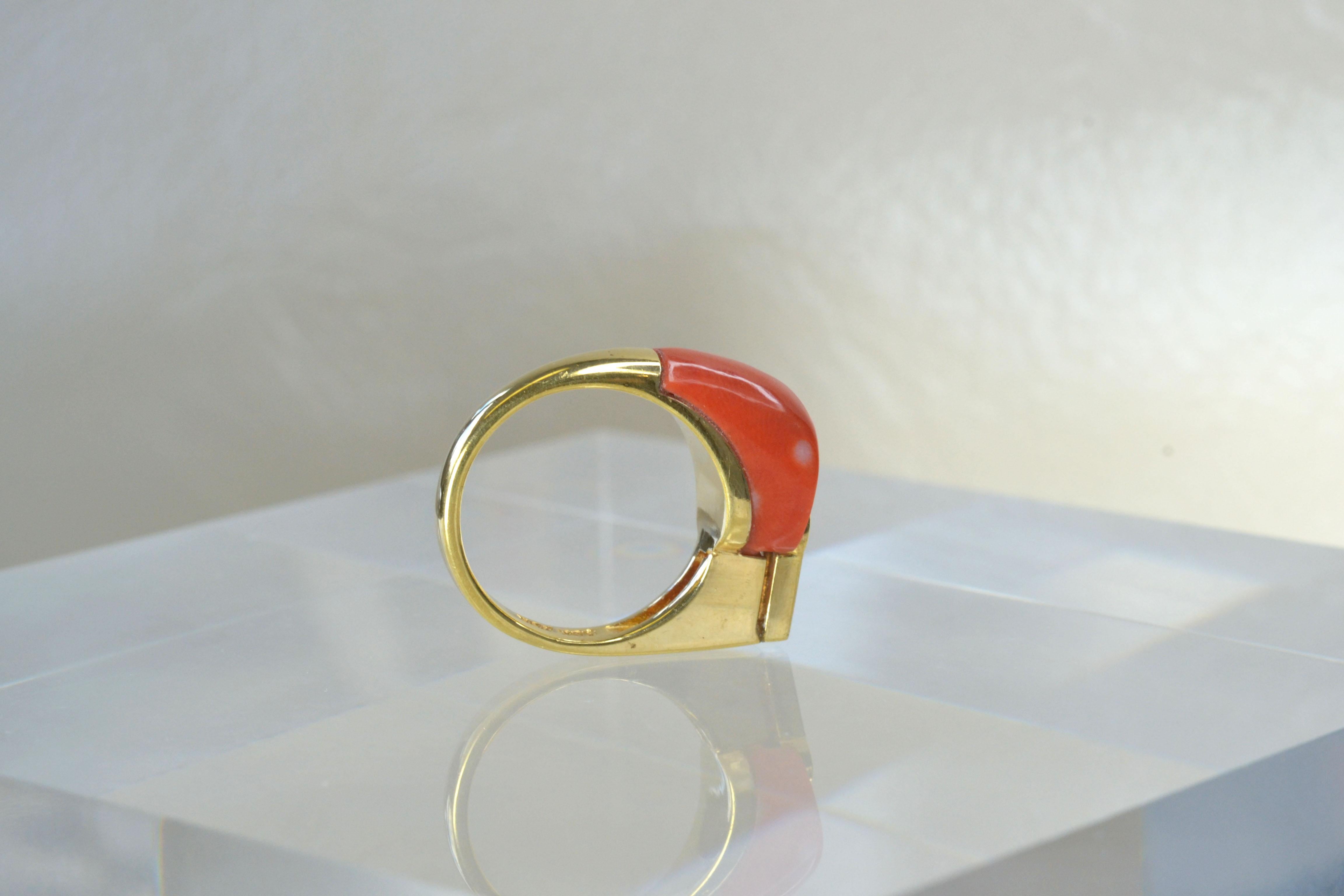 Einzigartiger Ring aus 18 Karat Gold mit Koralle und weißen Diamanten im Zustand „Gut“ im Angebot in London, GB