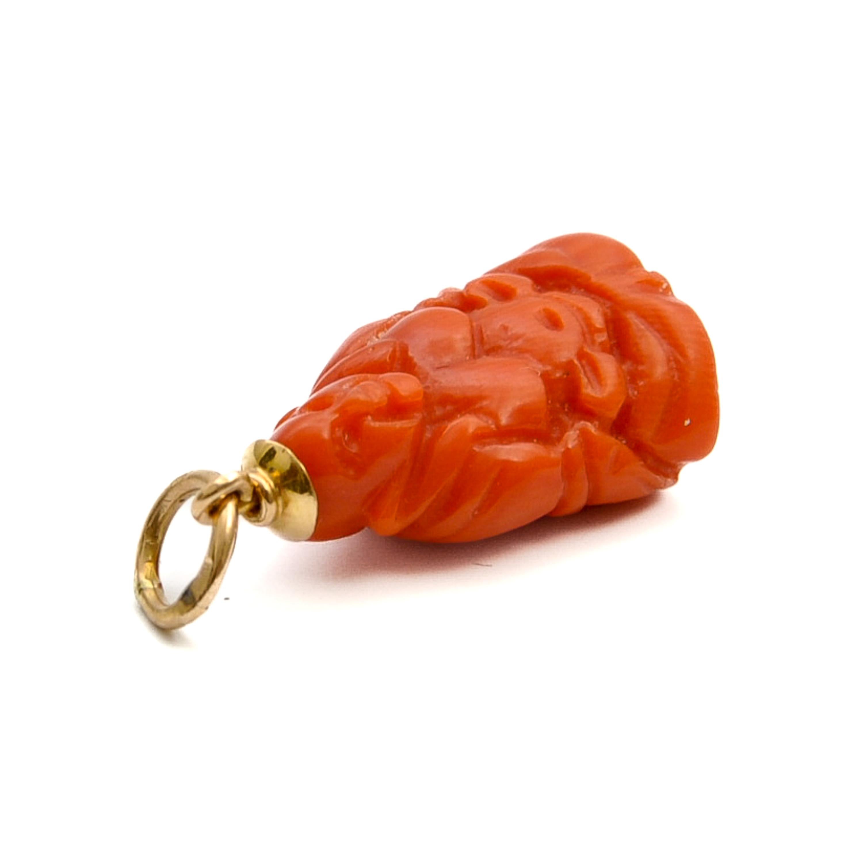 Vintage 18K Gold Coral Buddha Charm Pendant In Good Condition For Sale In Rotterdam, NL