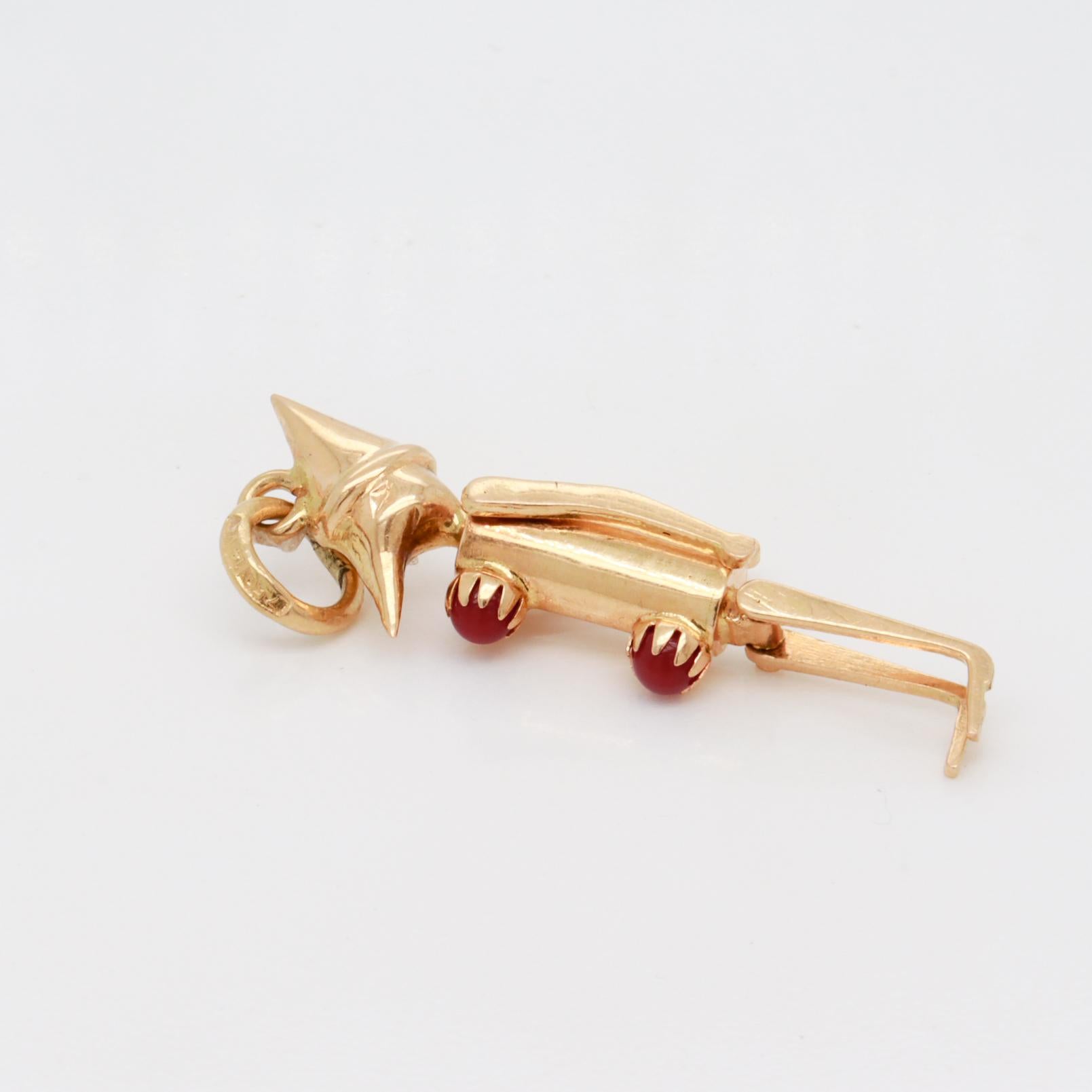 Vintage 18K Gold & Korallen Cabochon Pinocchio Puppet Kinetics Charme im Angebot 13