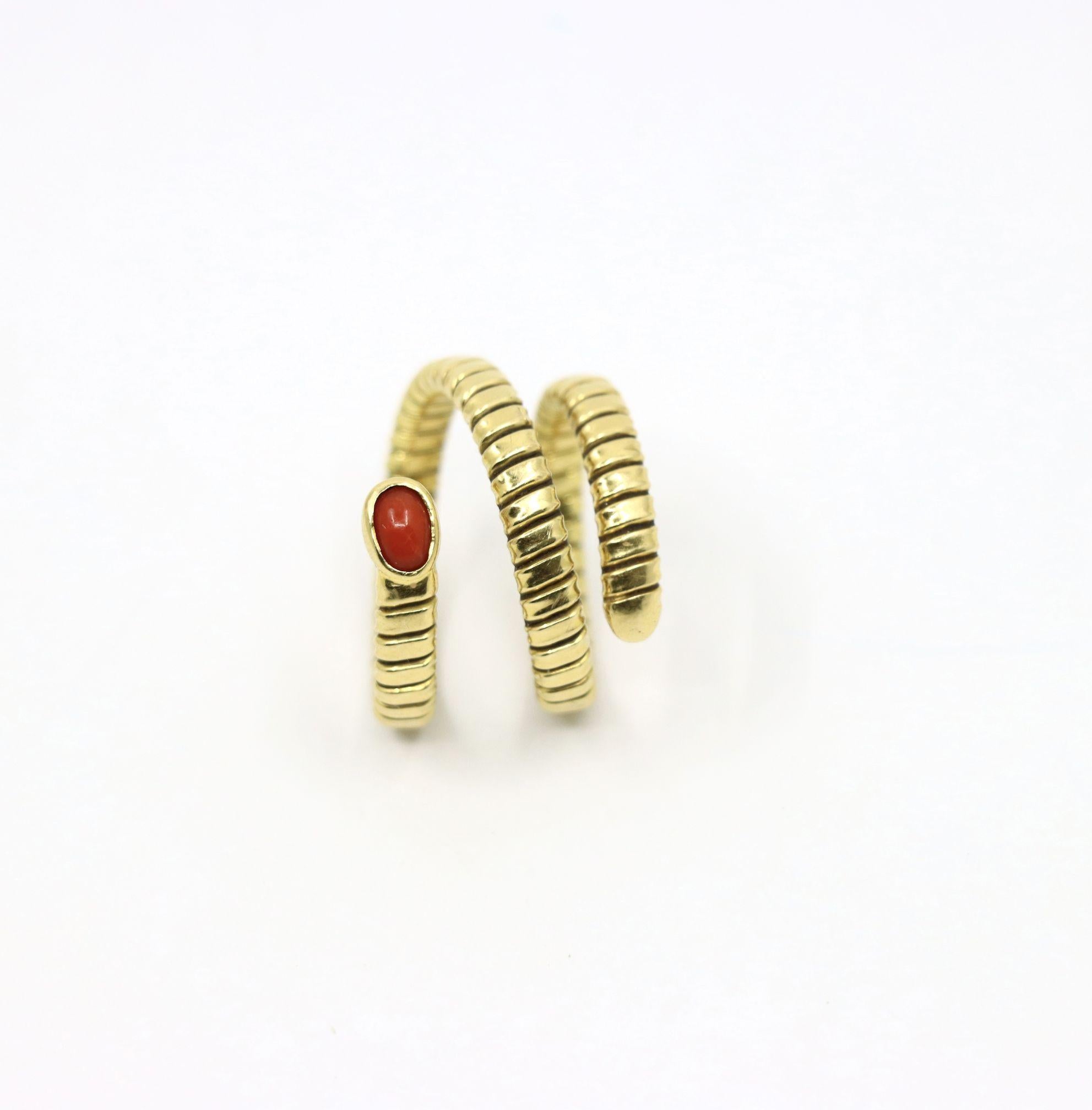 Cabochon Anello Tubogas di corallo d'epoca in oro 18 carati in vendita