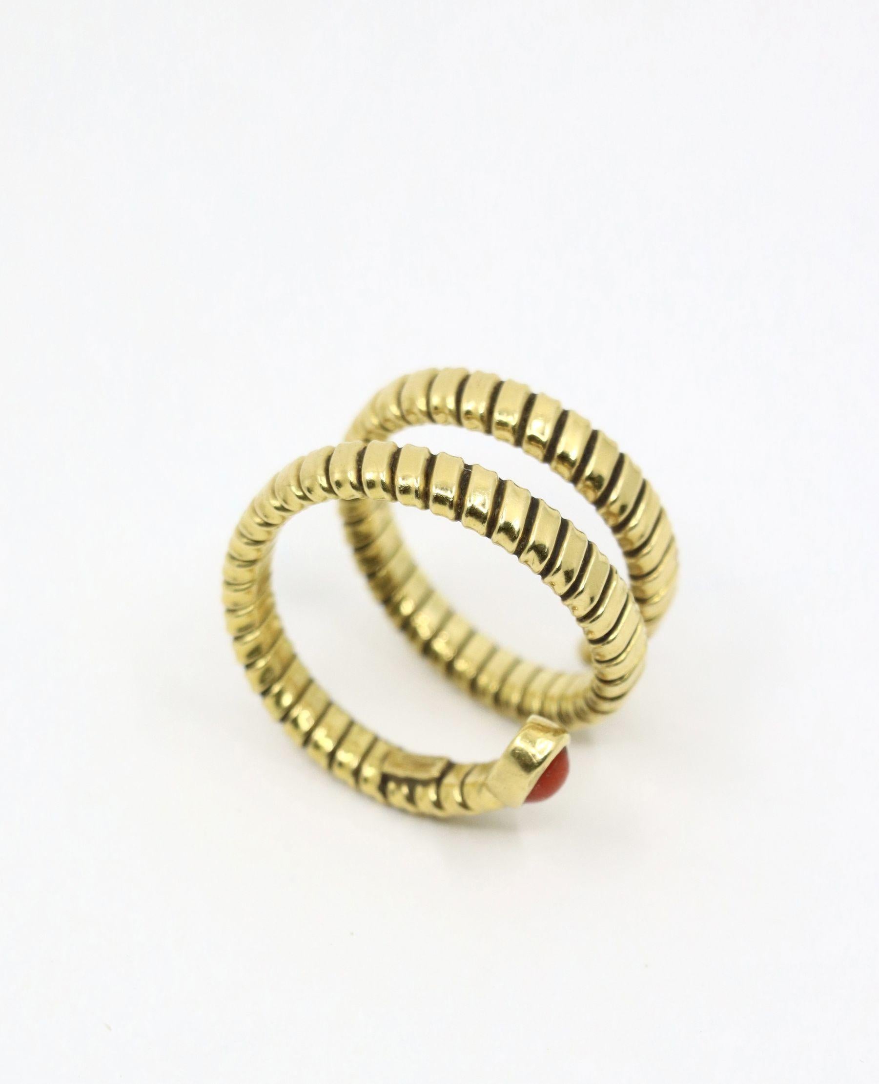 Anello Tubogas di corallo d'epoca in oro 18 carati In condizioni buone in vendita a Flushing, NY