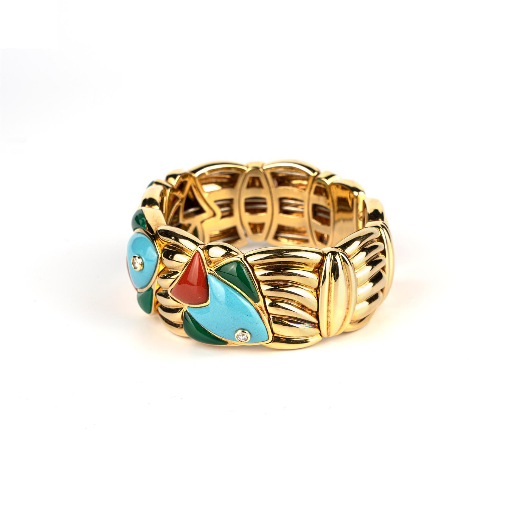 Ein exquisites Vintage-Armband aus 18-karätigem Gelbgold mit geschnitzten goldenen Fischornamenten, Korallen, Türkisen, Chrysopras und Diamanten als Details. Hergestellt in Italien, um 1970.