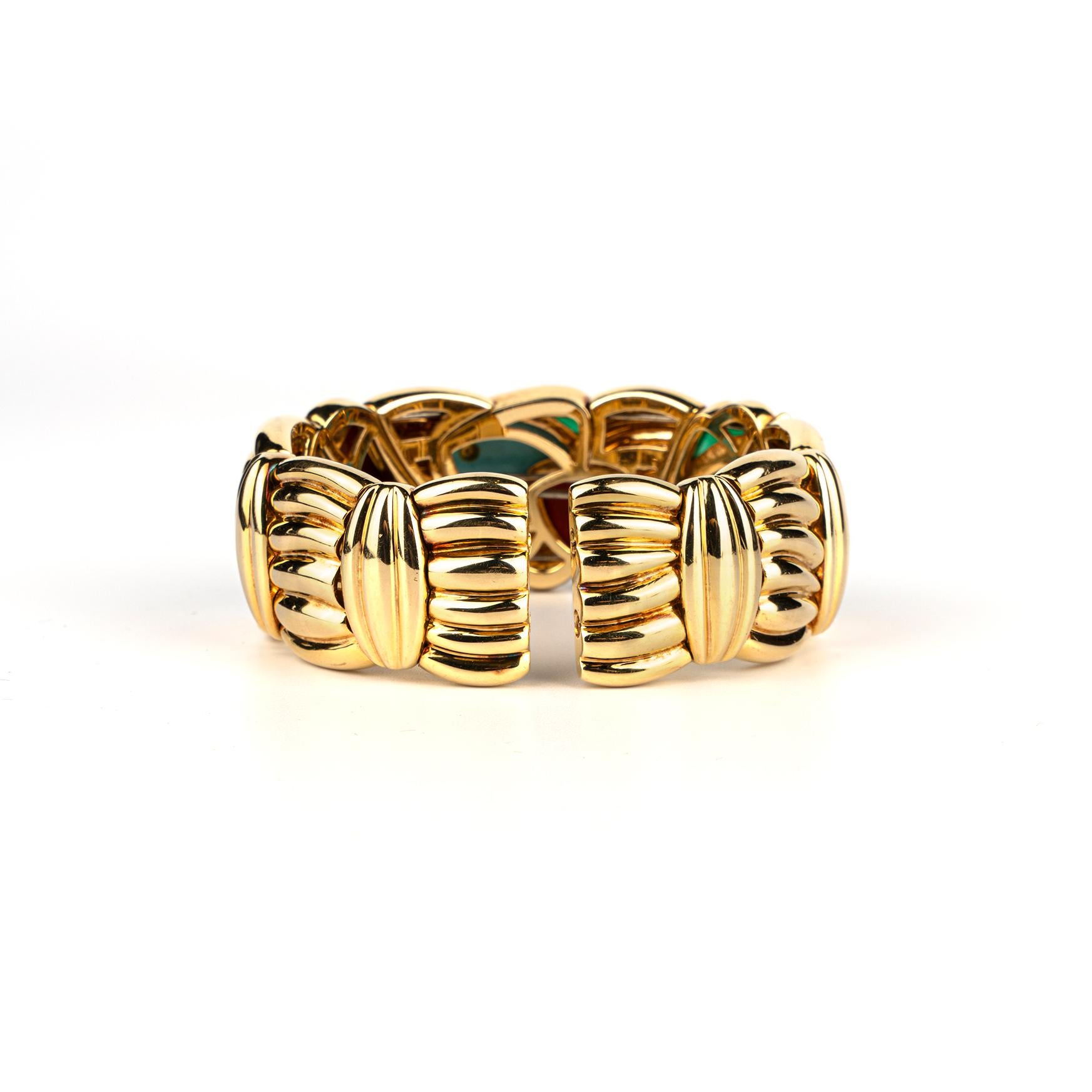 Geschnitztes Fischarmband aus 18 Karat Gold mit Koralle, Türkis, Diamant und Chrysopras, geschnitzt im Zustand „Hervorragend“ in New York, NY