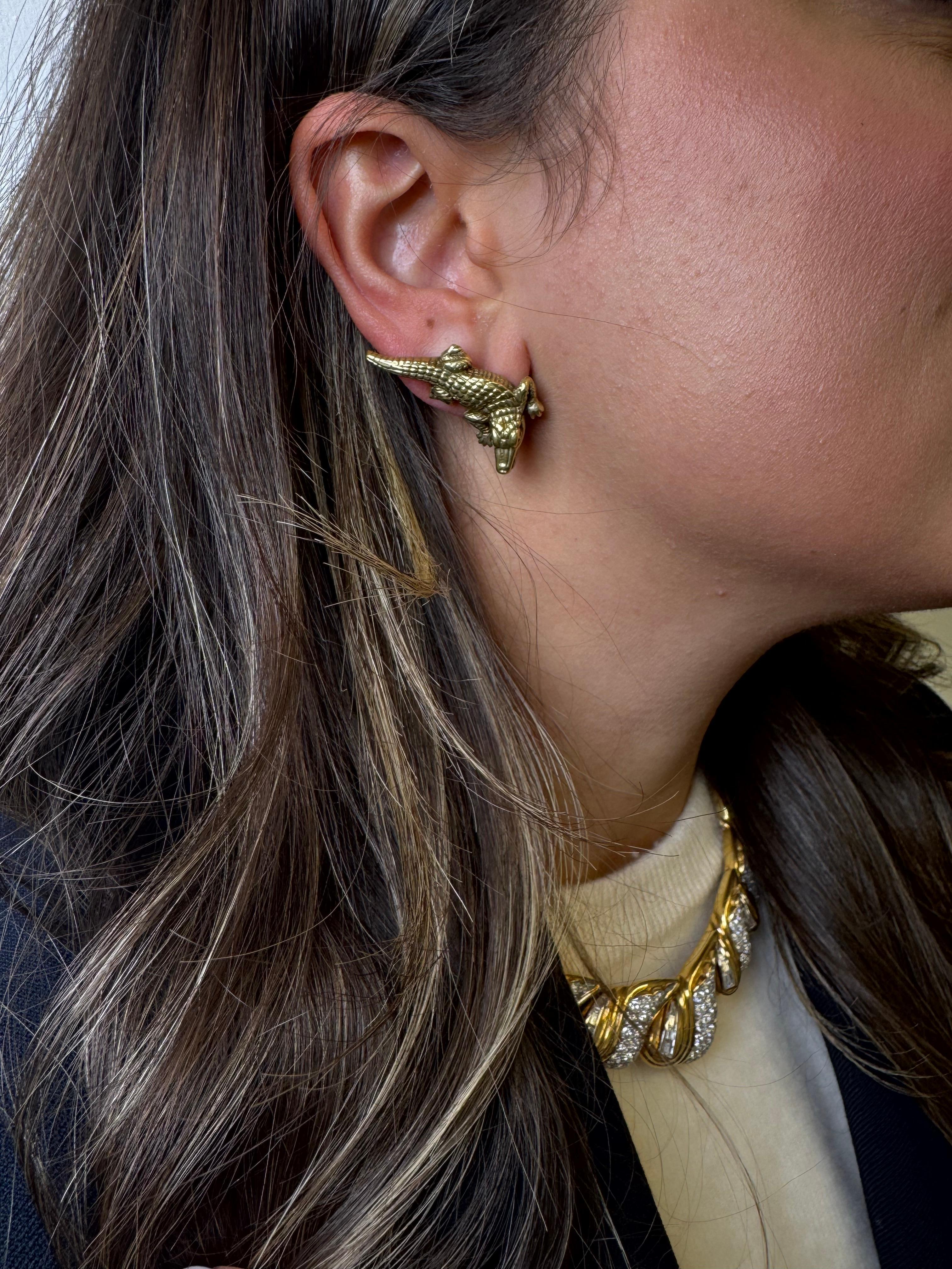 Un llamativo par de pendientes figurativos vintage de oro macizo de 18 quilates, diseñados en forma de cocodrilos reales. Estos atrevidos pendientes tienen detalles intrincados, desde las escamas texturizadas hasta los expresivos ojos, que les