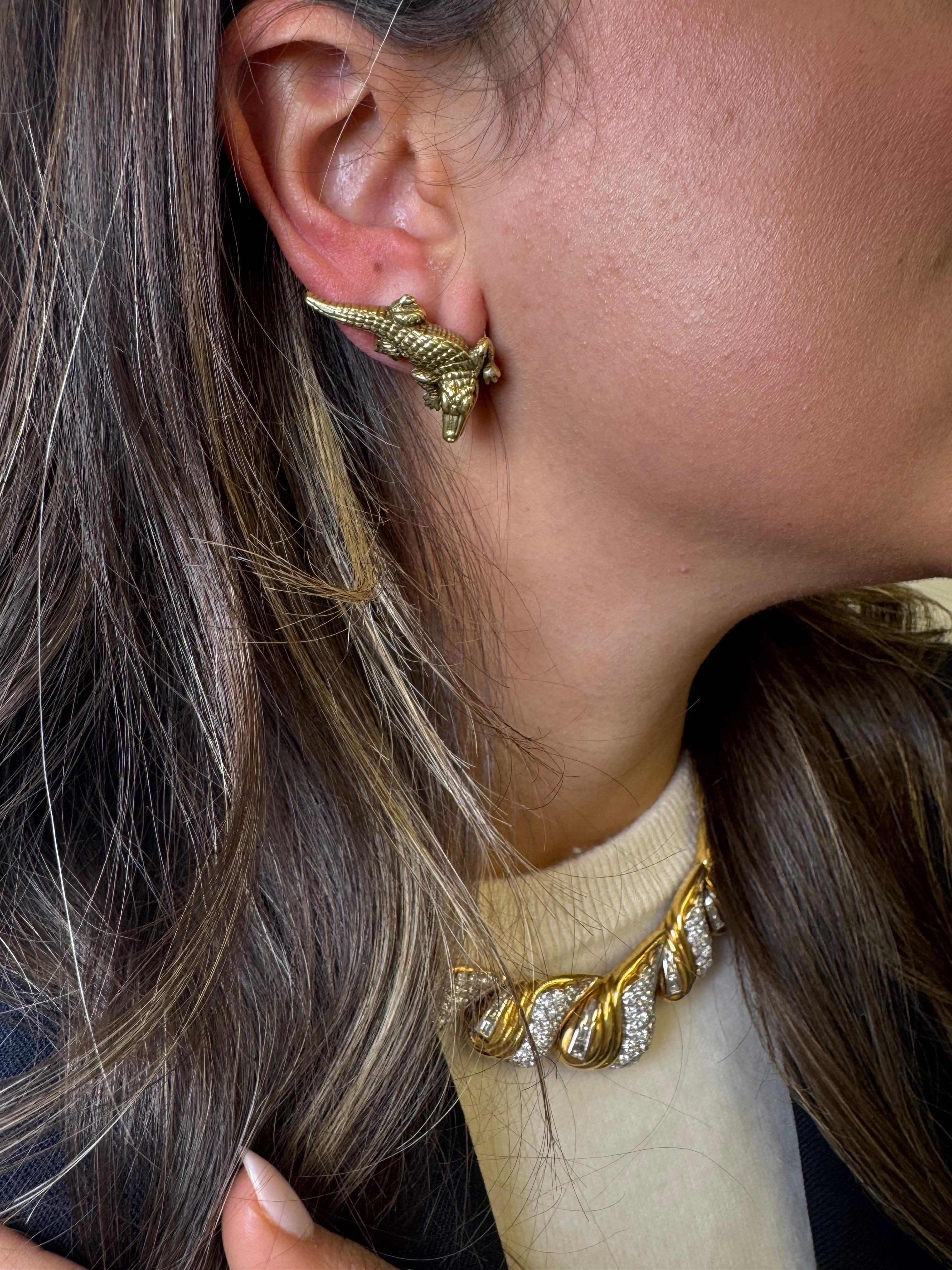 Femenino o masculino Pendientes vintage de cocodrilo de oro de 18 quilates en venta