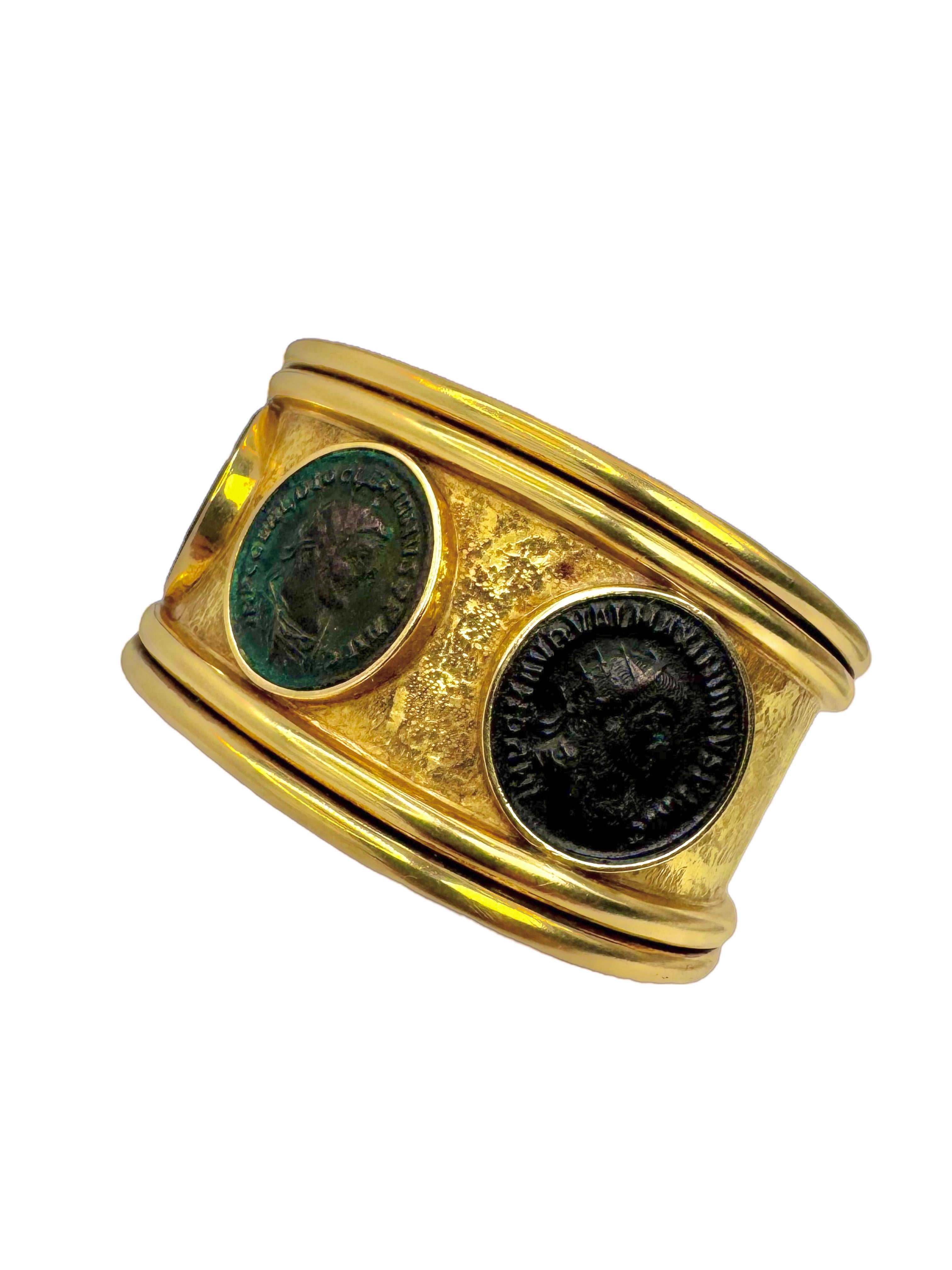 Bracelet manchette vintage en or 18K avec pièces de monnaie en bronze de l'Antiquité romaine Excellent état - En vente à Great Neck Plaza, NY