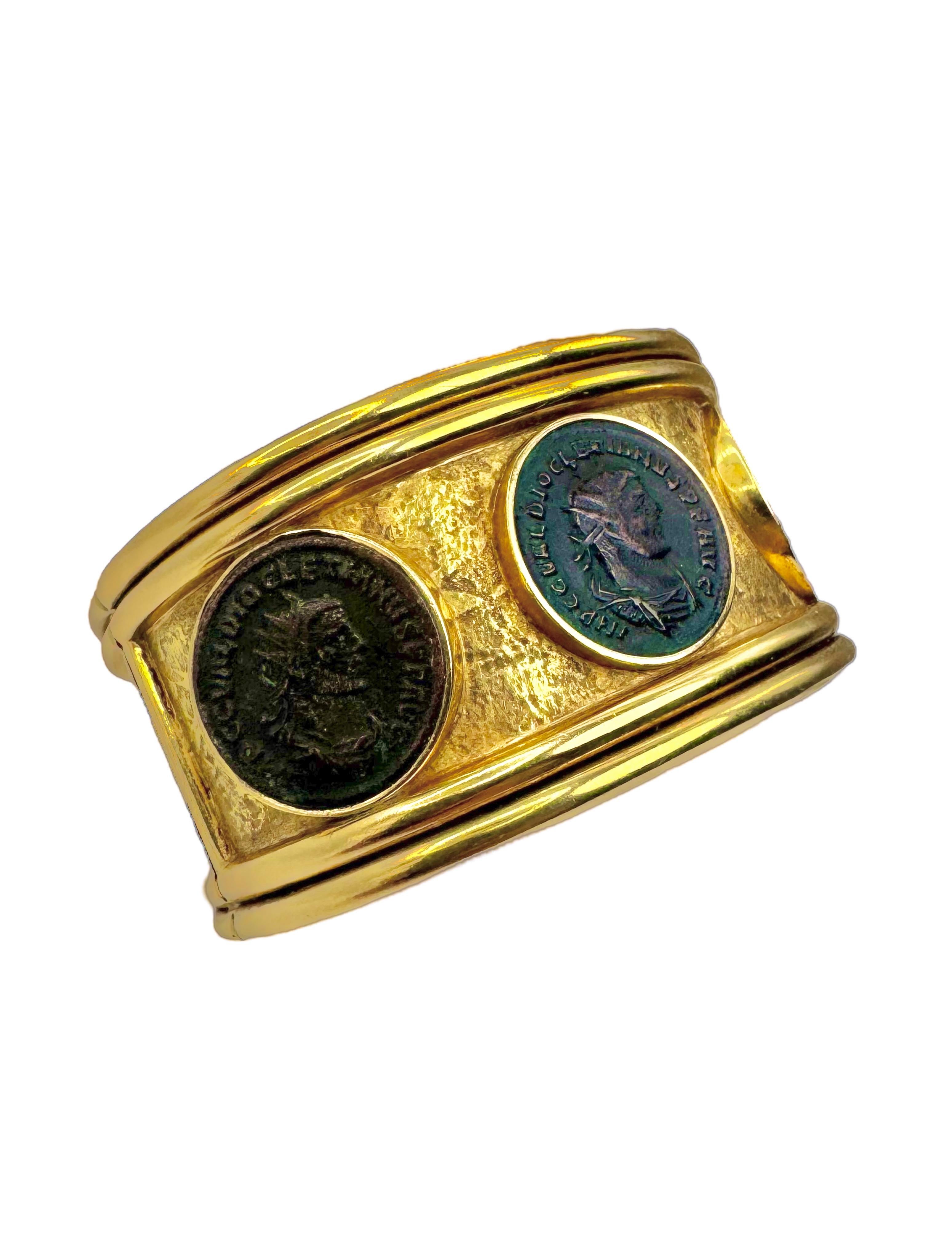 Bracelet manchette vintage en or 18K avec pièces de monnaie en bronze de l'Antiquité romaine Unisexe en vente