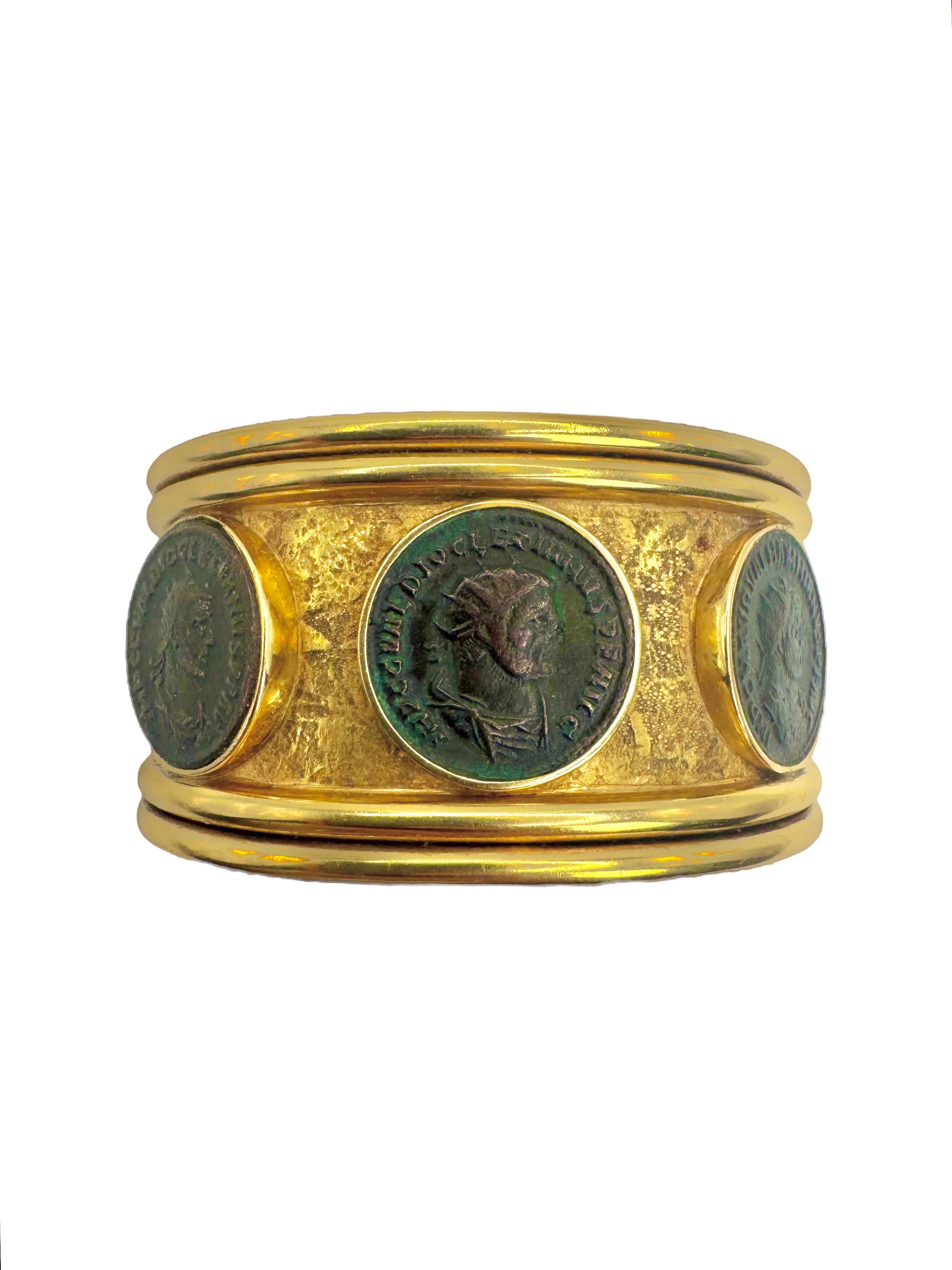 Bracelet manchette vintage en or 18K avec pièces de monnaie en bronze de l'Antiquité romaine en vente 1