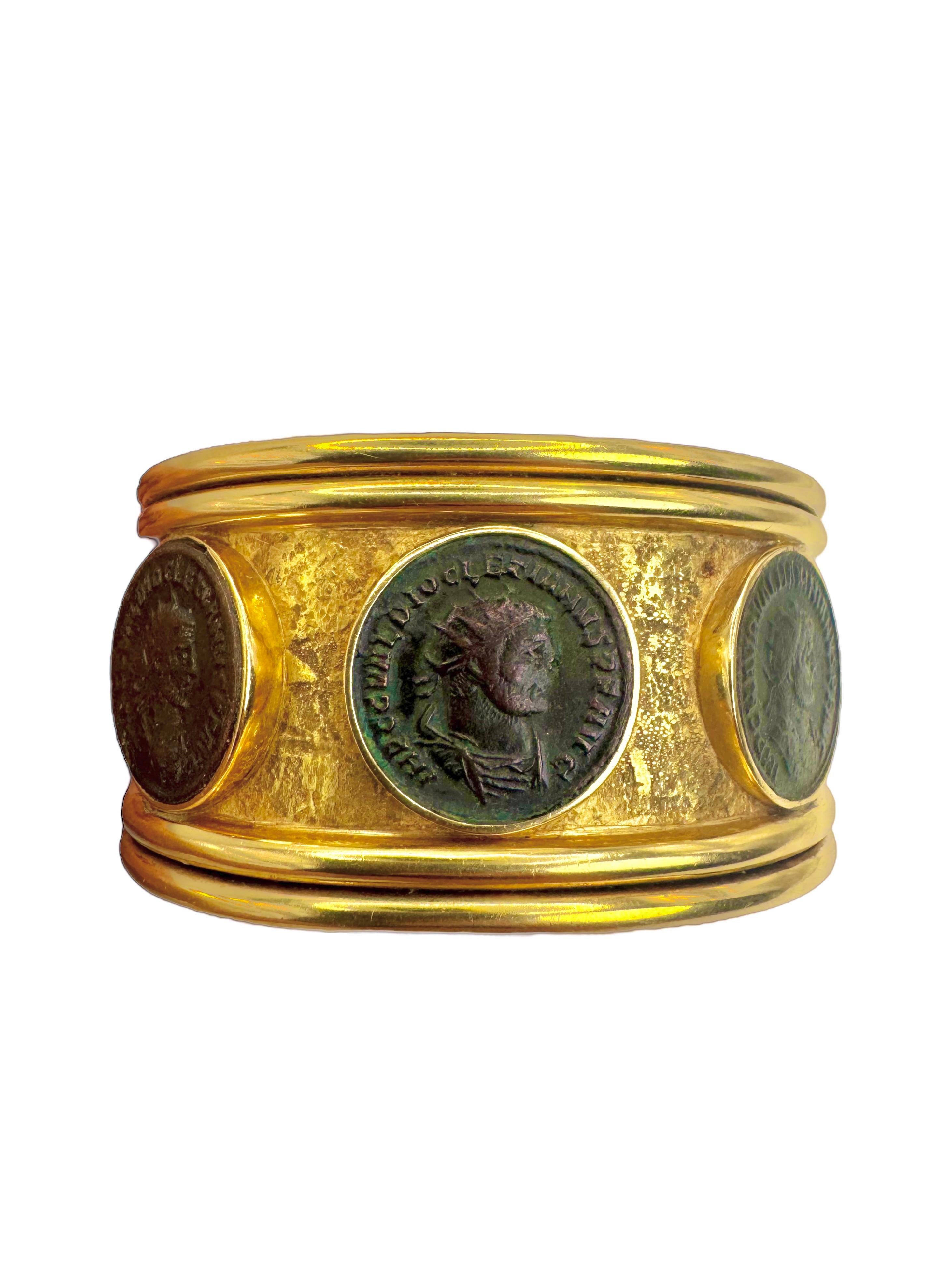 Bracelet manchette vintage en or 18K avec pièces de monnaie en bronze de l'Antiquité romaine en vente 2