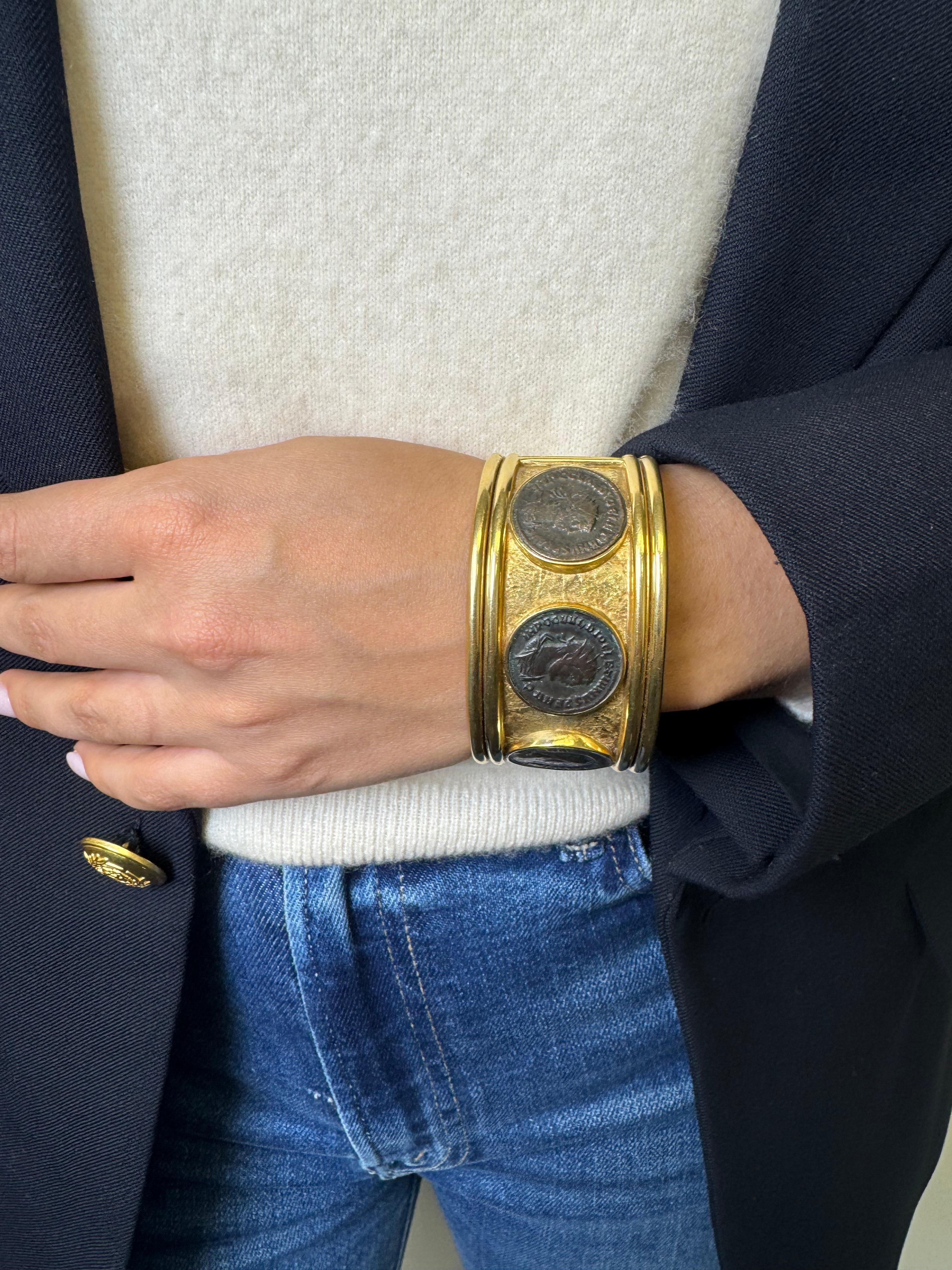 Bracelet manchette vintage en or 18K avec pièces de monnaie en bronze de l'Antiquité romaine en vente 3