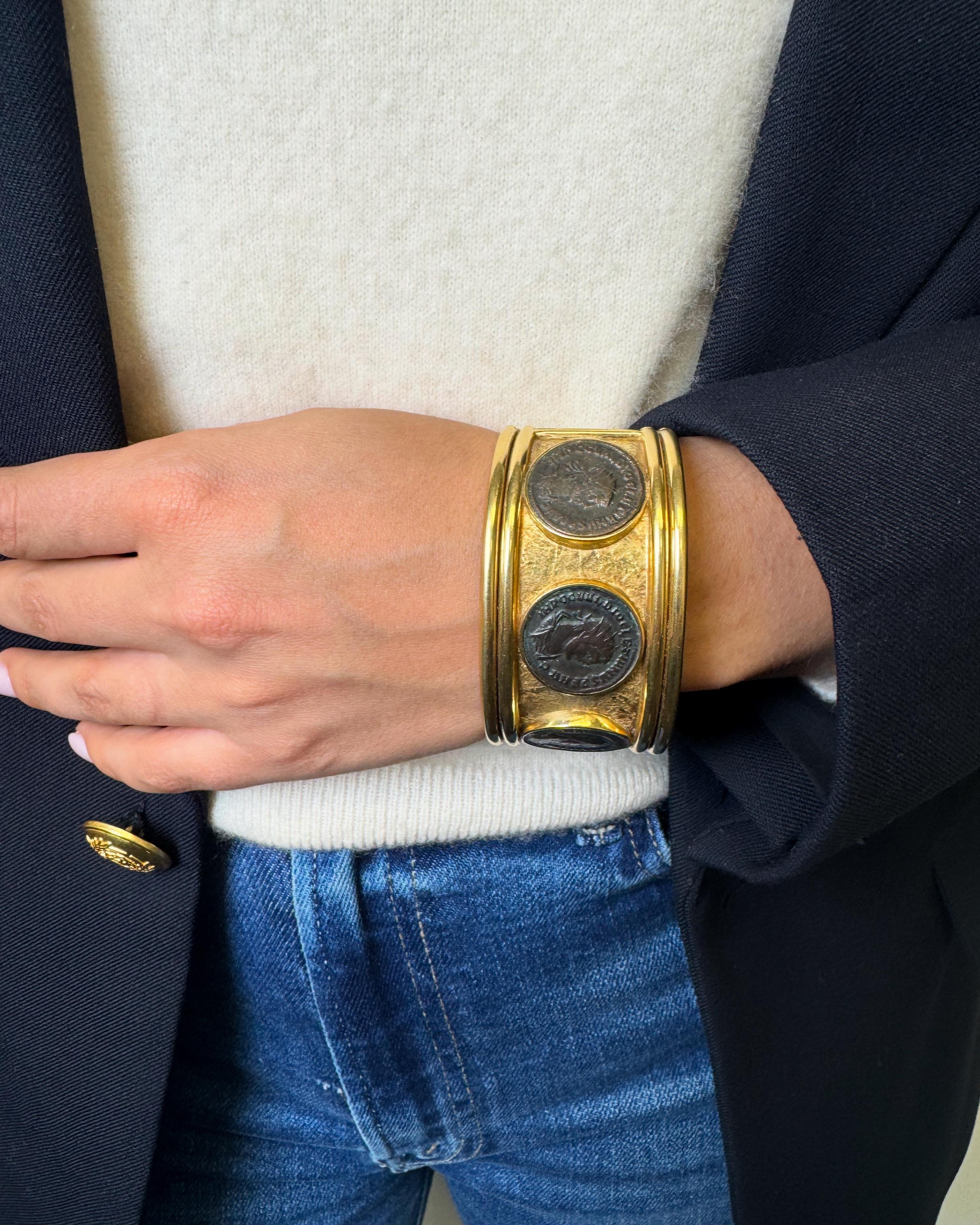 Bracelet manchette vintage en or 18K avec pièces de monnaie en bronze de l'Antiquité romaine en vente 4