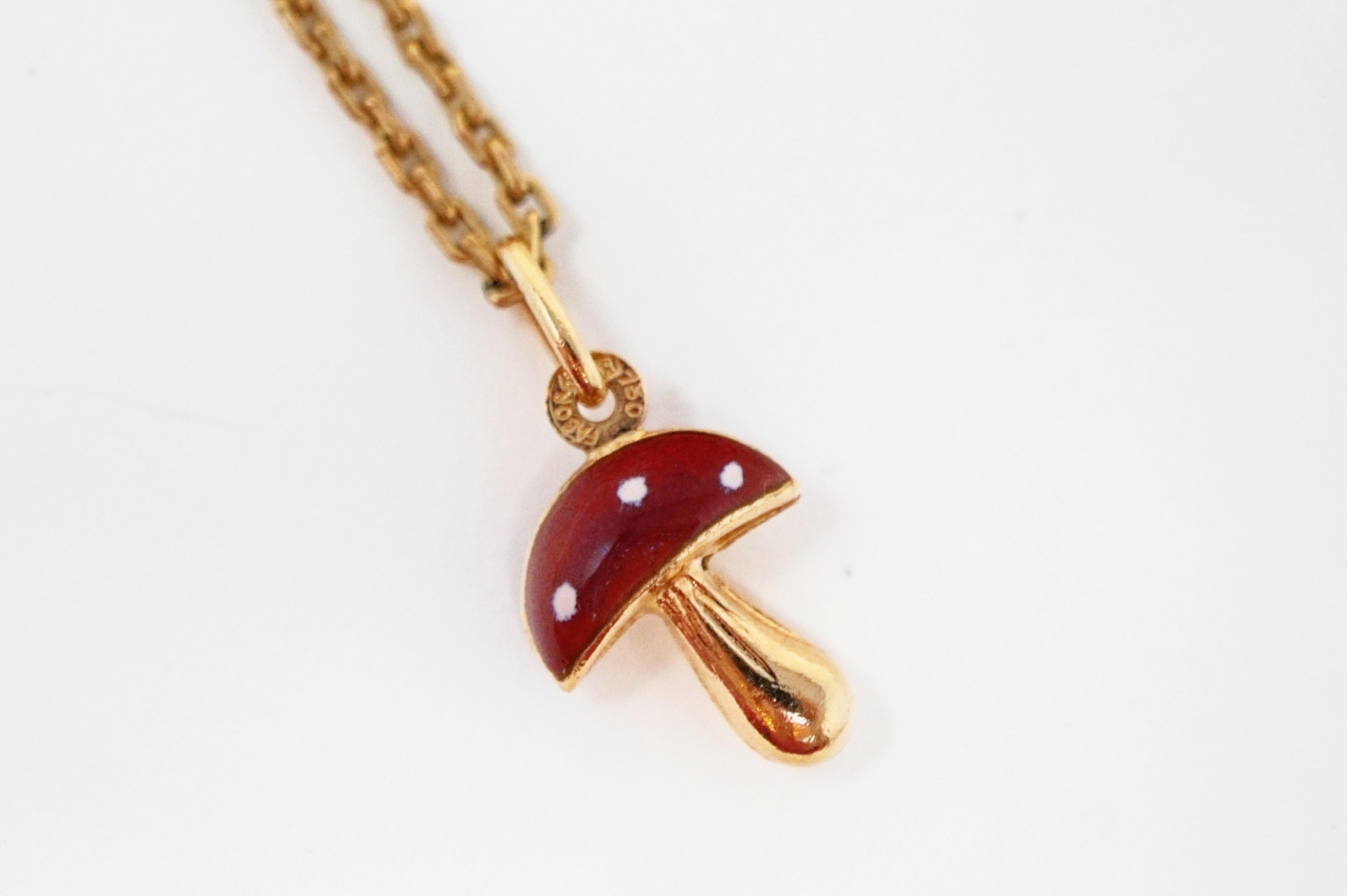 Dainty and whimsical vintage 18k gold three dimensional mushroom charm necklace with Guilloche enamel detailing by FABOR Italy, circa 1970s. 

DETAILS:
- Charm is approx .5