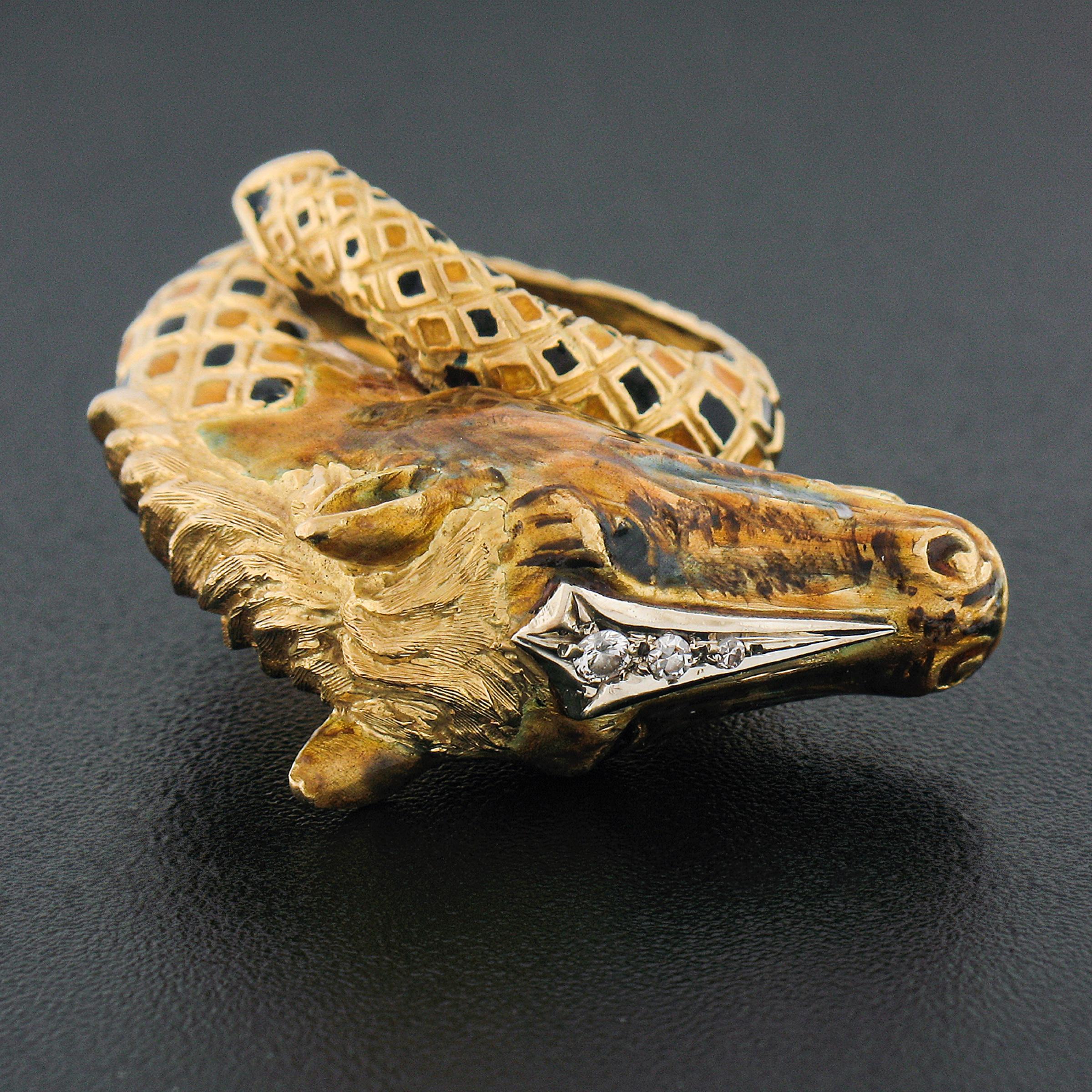 Vintage 18K Gold Detailed 3D Horse Head Band Ring w/ Enamel Work & Diamond In Excellent Condition For Sale In Montclair, NJ